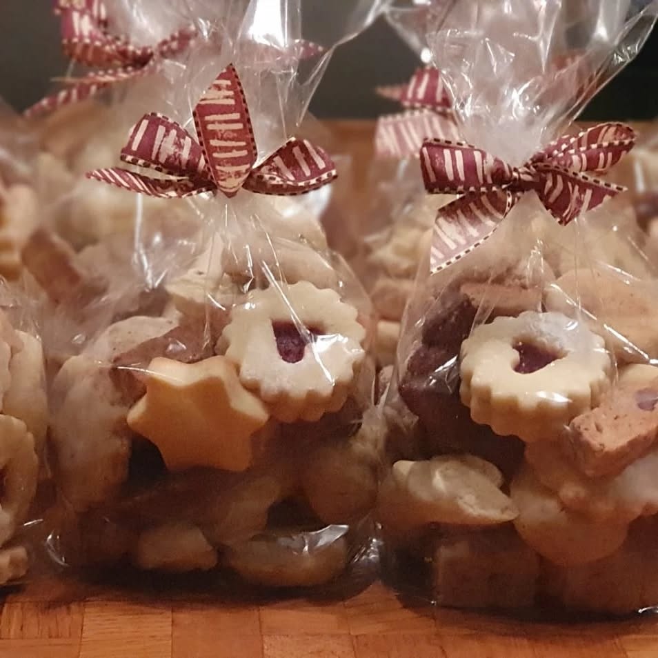 Mmmh ab däm Samsti gets weder eusi feine Wiehnachtsguetzli em Agebot!
Mer send am Friti Nomi am Schöftler Wiehnachtsmärt, am Samsti Morge am Wochemärt Zofige ond abem 11i am Aarborger Wiehnachtsmärt 🎄🎄🎄