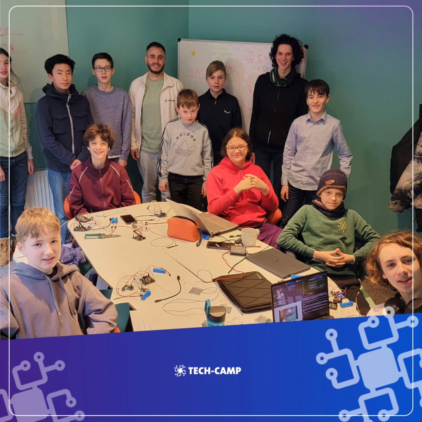 KI-Projekt, Roboterarm und intelligente Ampelschaltung
Drei Projekte, ein Team. Die Jugendlichen haben gebaut, programmiert, getestet und optimiert und dabei gezeigt, wie spannend MINT sein kann, wenn man echte Systeme entwickelt. Neben Technik sind auch wichtige Softskills gewachsen. Teamwork, Fokus, Durchhaltevermögen und kreative Problemlösung.
Mega stark, was ihr gemeinsam auf die Beine gestellt habt! 🤖🚦🧠