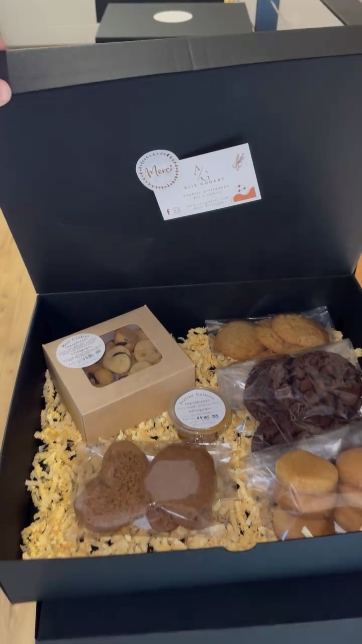 Fin d’année chargée comme tous les pâtissiers 👩🍳!
Voici les 200 coffrets de biscuits 🍪 commandés par un CSE sur Chasseneuil, prêts à être livrés dès demain ! 🚚
Merci à eux et à tous mes clients, fidèles ou nouveaux pour leur confiance 🙏🏻🤗
#CSE #comitedentreprise #cadeausalarié #cookies #coffretcadeau