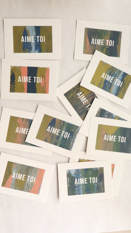 Aime toi! ( on en a bien besoin ce soir!)
Elles sont toutes uniques ♡
Les cartes sérigraphiées en couleurs aléatoires sont enfin en lignes et disponibles à la boutique.
.
.
.
#poussiereredesrues #card #postcard #lyon