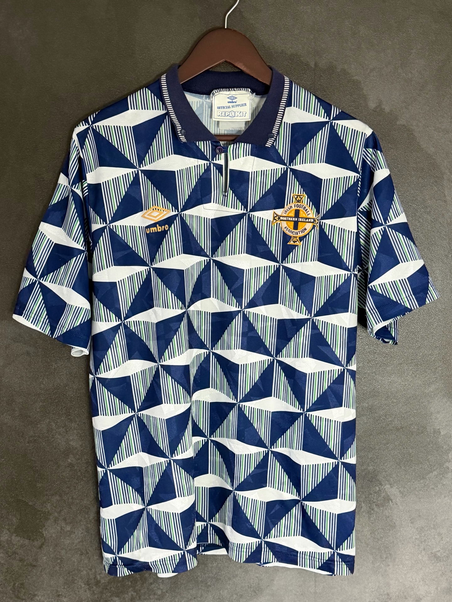 Northern Ireland 1990 Away by @umbro
Happy St. Patrick’s Day ☘️
Northern Ireland never qualified for Italia 90 which is such a shame because this shirt never made it on the big stage..
Incredible jacquard fabric with an almost holographic look to it
Absolutely stunning geometric design
The colour is obviously not green but does use the other colours on the crest
Flock crest is a really nice design
Overall a classic Umbro shirt that needs to be seen to be beloved
Score: 9/10
Will you be having a pint of Guinness today?
#stpatricksday🍀 #ireland #football #90s #trikot