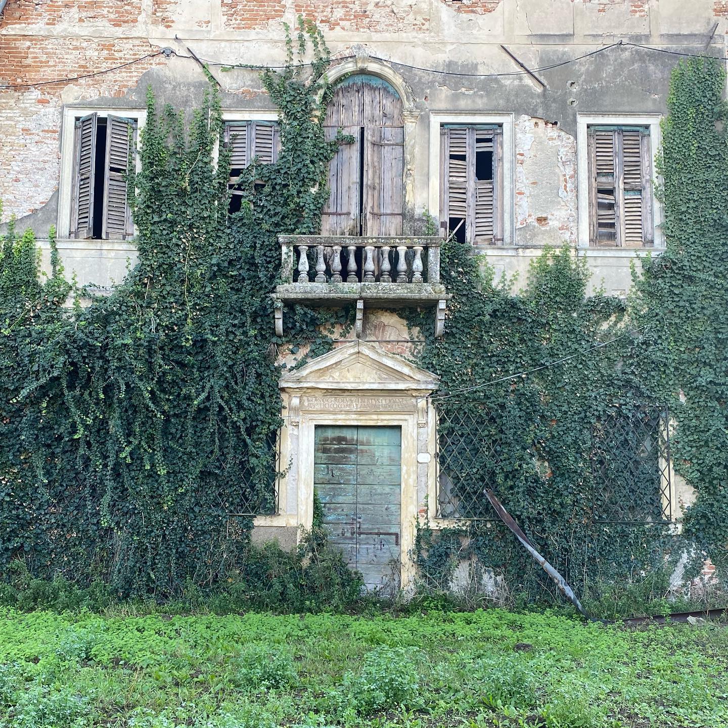 Wer erweckt mich aus dem Dornröschenschlaf? Interessiert?? 🇮🇹👸🏼#thehousegroup #anwesen #sanierung