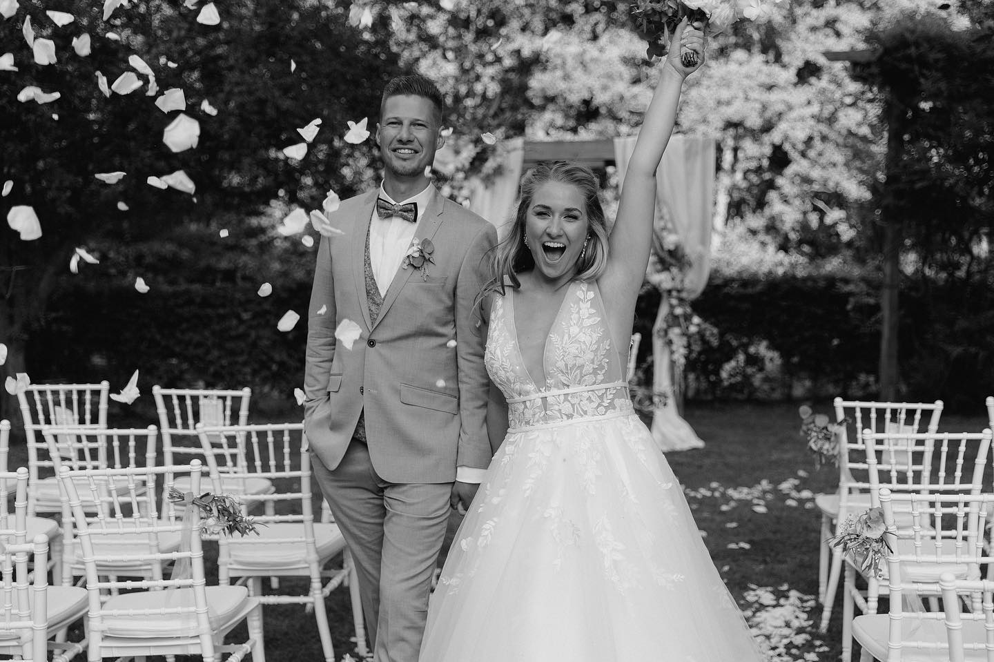 Wenn mich jemand fragt, was 2022 mein absolutes Lieblingsfoto von den Hochzeiten war, die ich begleiten durfte. 💫
Die schönsten Hochzeiten, die für mich persönlich in Erinnerung bleiben, sind tatsächlich die, bei denen die Stimmung mich am meisten catcht. Von Tränen bis lachen oder das die Familie und Freunde so herzlich sind, dass man gefühlt denkt, ich gehöre als Fotografin mit zur Familie. Es müssen nicht die krassesten Locations oder Details sein. Es sind viel mehr die unterschiedlichsten Menschen, die jede Hochzeit für mich besonders machen.
Danke an @sarah_schx & @theinmll 🖤 #photopia23_schwarzweiß #shareyourvision23 #photopia23