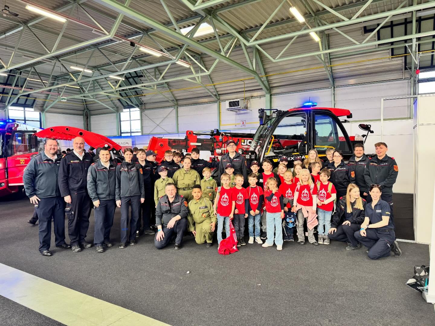 🚒 Feuerwehrkids on Tour🚒
Am Samstag, den 14. März 2026, durften unsere Feuerwehrkids / Feuerwehrjugend ein besonderes Highlight erleben:
Gemeinsam besuchten wir die SIGNAL 112 im Rahmen des Burgenländischen Landesfeuerwehrtags in Oberwart. 🔥👩🏻🚒🧑🏼🚒
Mit großer Begeisterung erkundeten die Kinder die Messe und konnten zahlreiche Einsatzfahrzeuge 🚒, Gerätschaften 🧯, Ausrüstung und neueste technische Innovationen 🔦🚨 rund um die Feuerwehr aus nächster Nähe entdecken.
Mit viel Neugier und großen Augen waren alle unterwegs und sammelten viele interessante Eindrücke aus der Feuerwehrwelt. 🔥🚒
Es war ein spannender und lehrreicher Vormittag für unsere jungen Feuerwehrbegeisterten!🚒🔥
🙏 Ein herzliches Dankeschön an alle Betreuer:innen für die Organisation und Begleitung dieses tollen Ausflugs!