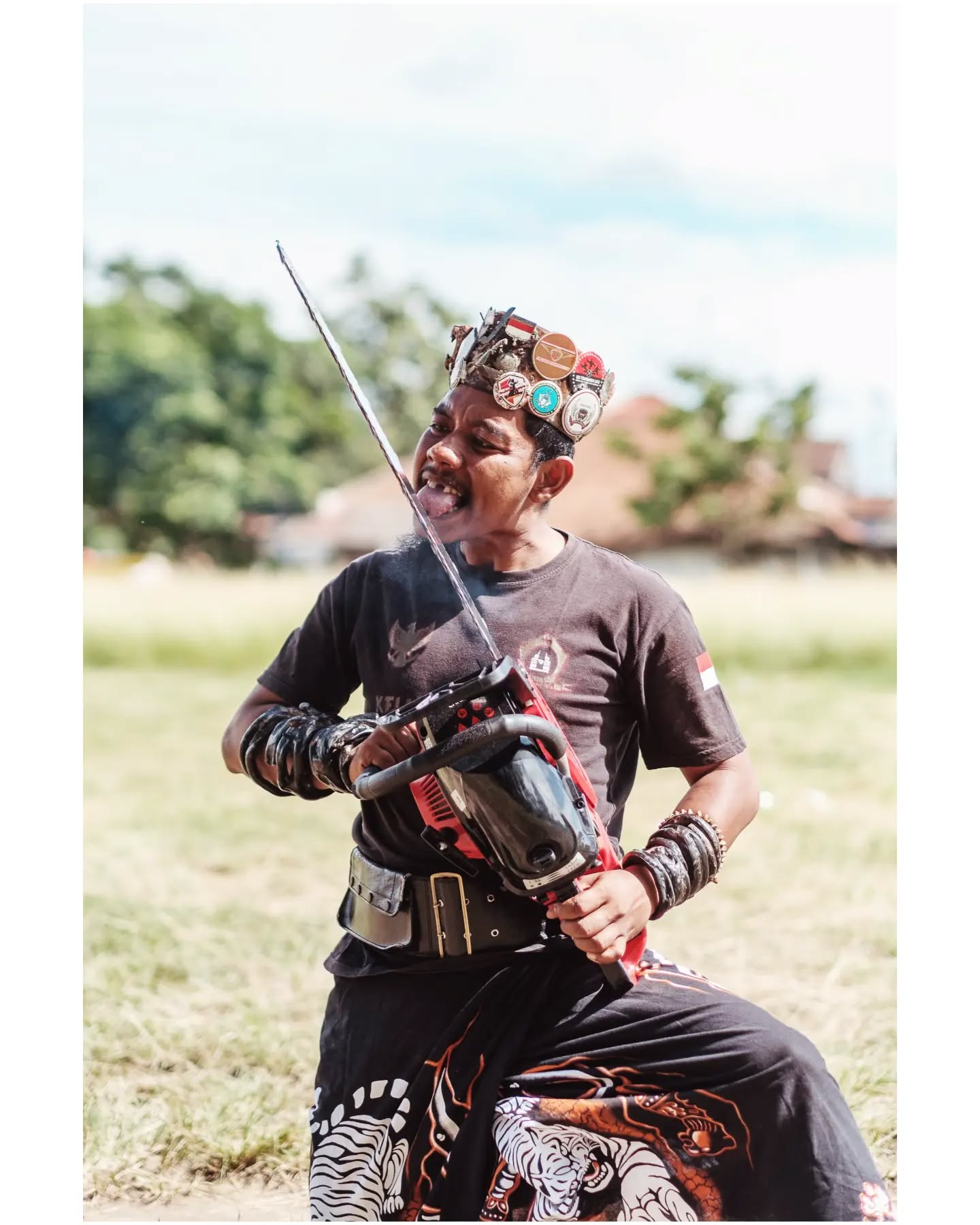 Debus Banten, Cilegon, Région de Banten, Java Indonésie.
.
Oui, la tronçonneuse est en marche !
Épreuve d'invincibilité et de courage, il passe sa langue sur la chaine coupante, puis caresse la peau de son ventre. Le bruit du moteur de l'engin et le groupe de musiciens rajoutent beaucoup d'angoisse à cette démonstration de témérité.
Tout cela commence par une fille qui mélange danse et mouvements de combat façon pencak silat, jusqu'au sang des scarifications.
.
.
Yes, the chainsaw is on! Test of invincibility and courage, he passes his tongue over the cutting chain, then caresses the skin of his belly. The noise of the engine of the machine and the group of musicians add a lot of anguish to this demonstration of temerity. It all starts with a girl who mixes dance and combat movements pencak silat style, until the blood of the scarifications.
.
.
#java #banten #debus #debusbanten #debusbanten #streetportrait
#indonesia #indonesie #travelphotography #travelphotographyoftheday #adventureland #travelgram #fujifilm #streetphotography #therawsociety
#lensculturestreets #natgeo
#streetmacadam
#fromstreetswithlove #scary #blood #pencaksilat
