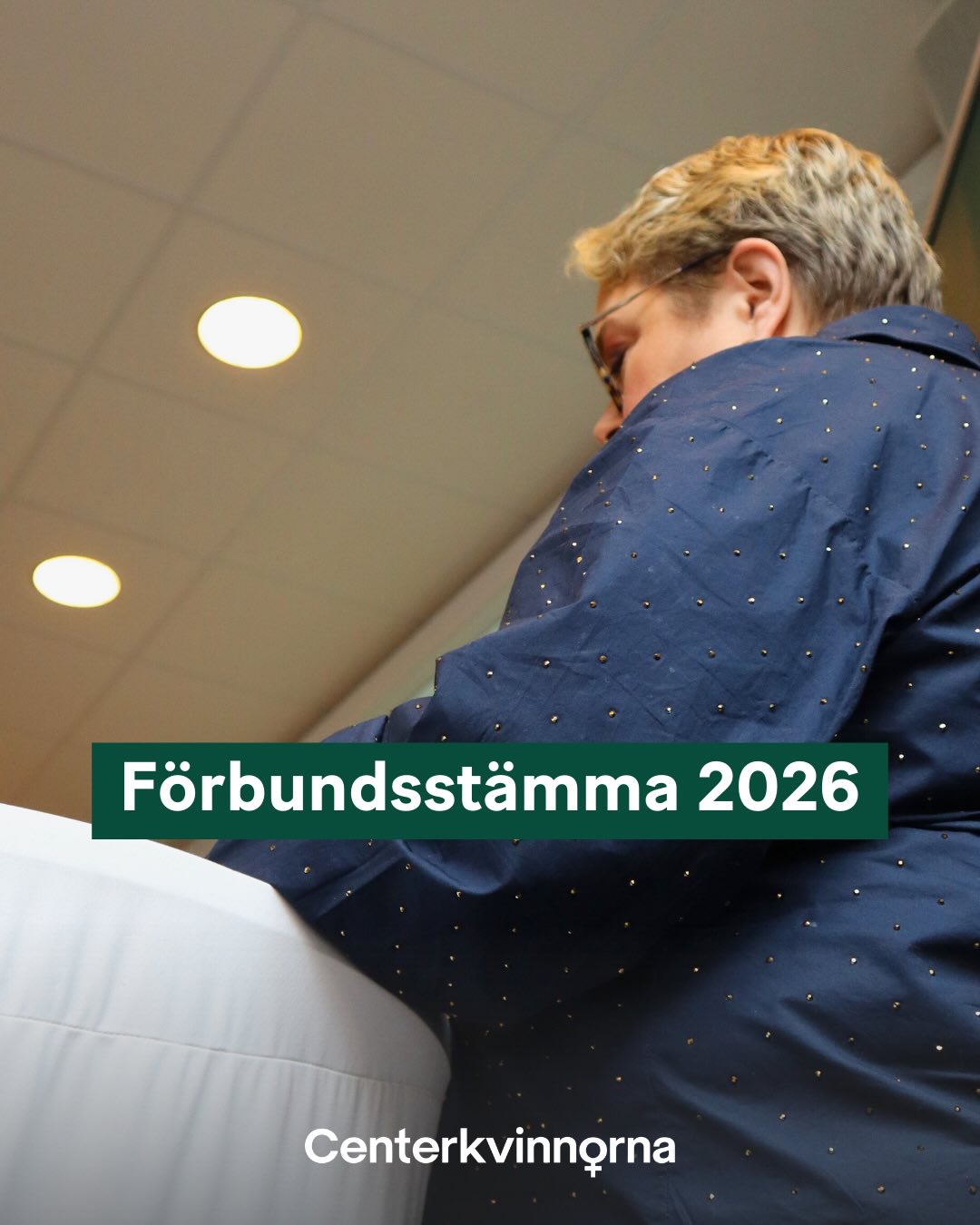 Vilken helg i Eskilstuna! 🍀
Två dagar efter Centerkvinnornas förbundsstämma bubblar vi fortfarande av energi och framtidstro. Det blev en fantastisk stämma präglad av vassa inlägg från talarstolen, där både ombud och förbundsstyrelse visade att jämställdhet är en förutsättning för att lösa Sveriges stora utmaningar!
Under helgen har vi stakat ut vägen mot valet 2026 genom att klubba tre historiska och skarpa politiska program:
- ”Här kommer alla känslorna på en och samma gång” – ett program för ett samhälle som på allvar främjar ungas psykiska hälsa
- ”Utan kvinnor stannar Sverige” – vår plan för framtidens kompetensförsörjning där vi höjer värdet på kvinnors arbete
- Centerkvinnornas totalförsvarsdeklaration – där vi gör jämställdhet till en kärnfråga för Sveriges motståndskraft och säkerhet
Extra stolta är vi över att ha fått hylla två sanna kämpar för jämställdheten:
⭐ Emmy Ahlstedt tilldelades utmärkelsen Årets Centerfeminist. Emmy har som regionråd i Kalmar konsekvent lyft kvinnors hälsa som en central välfärdsfråga och visat hur centerfeminism omsätts i praktisk politik.
⭐ Inger Fredriksson tilldelades Centerkvinnornas högsta utmärkelse. Inger är en förebild som genom ett livslångt engagemang förenat idéburen övertygelse med praktisk handlingskraft för kvinnors och flickors frihet
Ett stort grattis till vår fantastiska omvalda förbundsordförande Mari-Louise ”Millis” Wernersson! Vi gratulerar även vår nya, vassa förbundsstyrelse som är redo att ta matchen för jämställdheten.
Tack även till det eminenta stämmopresidiet – Ingrid Eriksson, Mona Smedman och Anki Elken – som med en kombination av skärpa och värme lotsade oss genom förhandlingarna, samt till Henrik Juhlin för den tekniska förstärkningen!
Nu kör vi mot valdagen! 💚