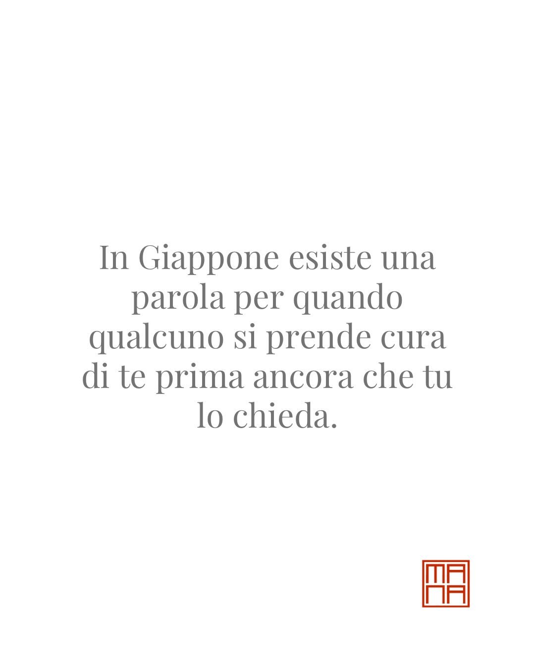 In Giappone esiste una parola che riguarda una qualità molto semplice dell’incontro umano: Omotenashi(おもてなし).
È l’attenzione che nasce quando qualcuno sente ciò di cui l’altro potrebbe avere bisogno e si muove con delicatezza prima ancora che venga chiesto. Non è un gesto grande. Spesso prende forma in cose minuscole: un tempo lasciato all’ascolto, uno spazio preparato per accogliere, un dettaglio pensato in anticipo.
Nel tempo questa sensibilità è diventata parte della vita quotidiana giapponese. Non riguarda solo l’ospitalità formale. Riguarda il modo in cui le persone abitano la relazione, con una cura che si manifesta nei gesti più discreti.
Anche nelle nostre radici esiste una parola che vibra in questo stesso territorio: Sollicitudo. I latini la usavano per indicare una cura vigile verso l’altro, una forma di attenzione che resta presente e sensibile a ciò che accade tra le persone.
Omotenashi e Sollicitudo raccontano entrambe una qualità rara e preziosa: il momento in cui qualcuno si accorge di te e agisce con una semplicità che rende lo spazio più umano.
A volte basta davvero poco: un gesto fatto al momento giusto, una presenza che sente, una cura silenziosa che non ha bisogno di essere dichiarata.
👉 Nel gruppo Instagram trovi un approfondimento dedicato a questa parola e a come riconoscere questa qualità nella vita di tutti i giorni.
Il link al gruppo lo trovi in home
#parolegiapponesi #parole #etimología #meditazione ricercainteriore