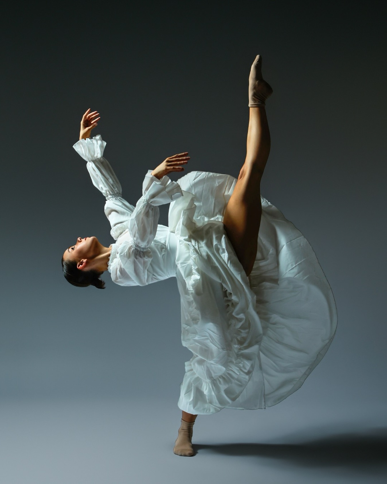 “The Woman In White” By Martin Flowers is a modern day spin on the life and inner workings of Emily Dickinson. This piece explores autism, “otherness,” and queer identity through the powerful language of dance. Don’t miss it! Tickets available at the link in our bio @azaraballet
Photo by @sorcha_augustine
#emilydickinson #dancer #dance #dancephotography