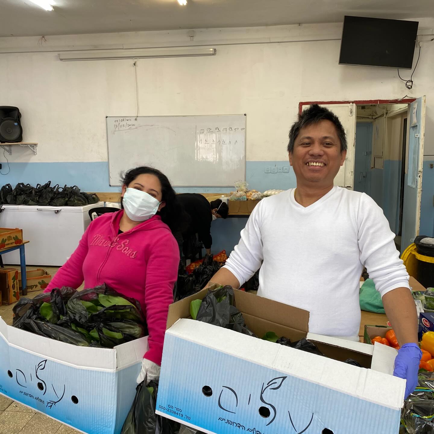 6 שנים של תרבות של סולידריות.
רגע מוזר לציין את היום ששינה את חיינו אז ווי נו איט אי שם במרץ 2020. לפני שש שנים מסעדות, משרדים, מלונות, קיבלו הוראה לסגור את דלתותיהם ללא אופק או צפי למתי יוכלו שוב להיפתח. ומאז שוב ושוב ושוב, ממגיפה, ל״מבצע״, ל״סבב״, ושוב ושוב מלחמה.
מה שהתחיל כמערך אזרחי לסיוע זמני עבור קהילות פגיעות, הפך בלית ברירה, ומתוך הסתכלות מפוכחת על ההפקרה המתמשכת של המערכות שאמורות לדאוג לנו, להיות קהילה שדואגת לשכנים ושכנות שלה, עושה עבודה פנימית עמוקה כדי להכיר בכל הנרטיבים של יושבי המקום ונלחמת למען שחרור קולקטיבי עבור כל המאבקים על אדמה זו.
אז הנה אנחנו בנות 6, סולידריות כבר ילדה גדולה. לא בקטע היפסטרי של להיות דאונריות ביום הולדת, אבל התחושה היא שהמצב כאן רק מחמיר, עוד ועוד משפחות נכנסות למעגלי העוני, האלימות רק מתגברת, הפאשיזם מתעצם ואיתו פילוג וחוסר אונים.
ואנחנו כאן, כמו כל יום בששת השנים האחרונות, כדי להגיד שאנחנו מתחייבות, כל עוד אנחנו יחד במאבק ובסולידריות, להיות עוד אלטרנטיבה לחושך הזה שנכפה עלינו.
אם ביכולתכןם להעניק לתרבות של סולידריות מתנת יום הולדת, הלינק שבביו יוביל אתכםן לתרומה עבור סלי מזון לכבוד פסח הקרוב ויעזור לנו להמשיך לקיים מערכים של אכפתיות רדיקלית, של ראיית האחר, של סולידריות.
שלכן תמיד.
בתמונות: להיטים מכל הזמנים.