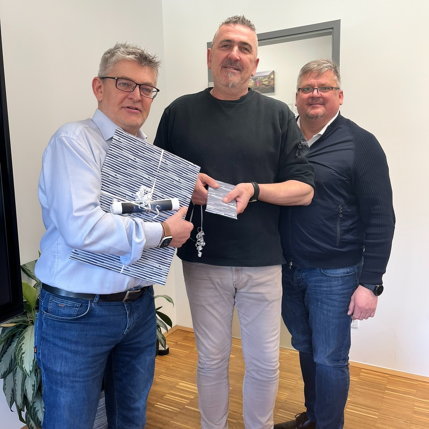 15 Jahre Welatech - 15 Jahre Robert Kelz 🥳🤩
Mit großer Freude möchten wir Robert Kelz herzlich zu seinem 15-jährigen Firmenjubiläum gratulieren!
In diesen 15 Jahren hat er nicht nur seinen Beitrag zum Erfolg unseres Unternehmens geleistet, sondern auch maßgeblich dazu beigetragen, dass wir als Team gewachsen sind.
Um unsere Wertschätzung und Dankbarkeit für seine langjährige Treue auszudrücken, wurde Robert Kelz heute gefeiert und ihm ein Wellness-Gutschein überreicht.
Aber das ist nicht alles! Um seinen Arbeitskomfort zu verbessern, hat er einen eigenen, persönlichen Parkplatz zugewiesen bekommen.
Herzlichen Glückwunsch zu diesem beeindruckenden Jubiläum! 🥳🍾
Wir sind stolz darauf, dich als Teil unserer Unternehmensfamilie zu haben.