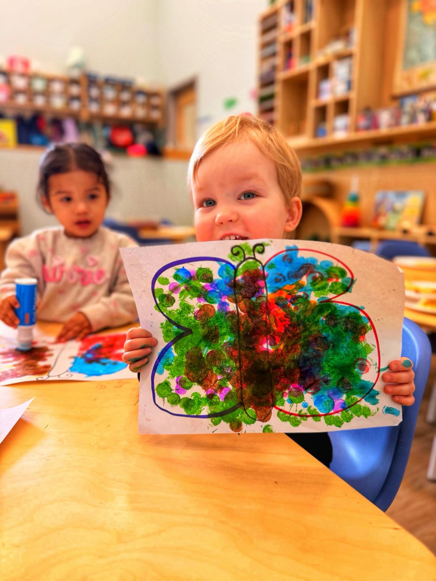 Today our little explorers stepped into the world of mariposas y polillas🦋
We started our day in Circle Time learning what makes each one special⭐️when they come out, how they look, and why they’re not quite the same (even if they try to fool us 👀). Our story time brought it all together, and the kiddos were quick to point out every little detail!
Then we got our hands busy 💫
We created beautiful moth-inspired bead patterns, focusing on sequences and strengthening those little fingers. Over at another station, we explored symmetry by designing butterfly wings making sure both sides matched just right!
Our sensory play turned into a colorful sorting party with pom-poms, practicing grouping and color recognition like pros 🎨
And for gross motor… we didn’t just learn about moths🧠we became polillas.
With fabric wings in hand, the kiddos flew through an obstacle course, balancing, collecting letters, and placing them on their moth mixing movement, learning, and imagination all in one 🪽✨
We ended the day outside enjoying the fresh air, keeping our eyes peeled for any real butterflies or moths flying by 🌿
So much learning, so much movement, and so many “wow” moments packed into one day 💛