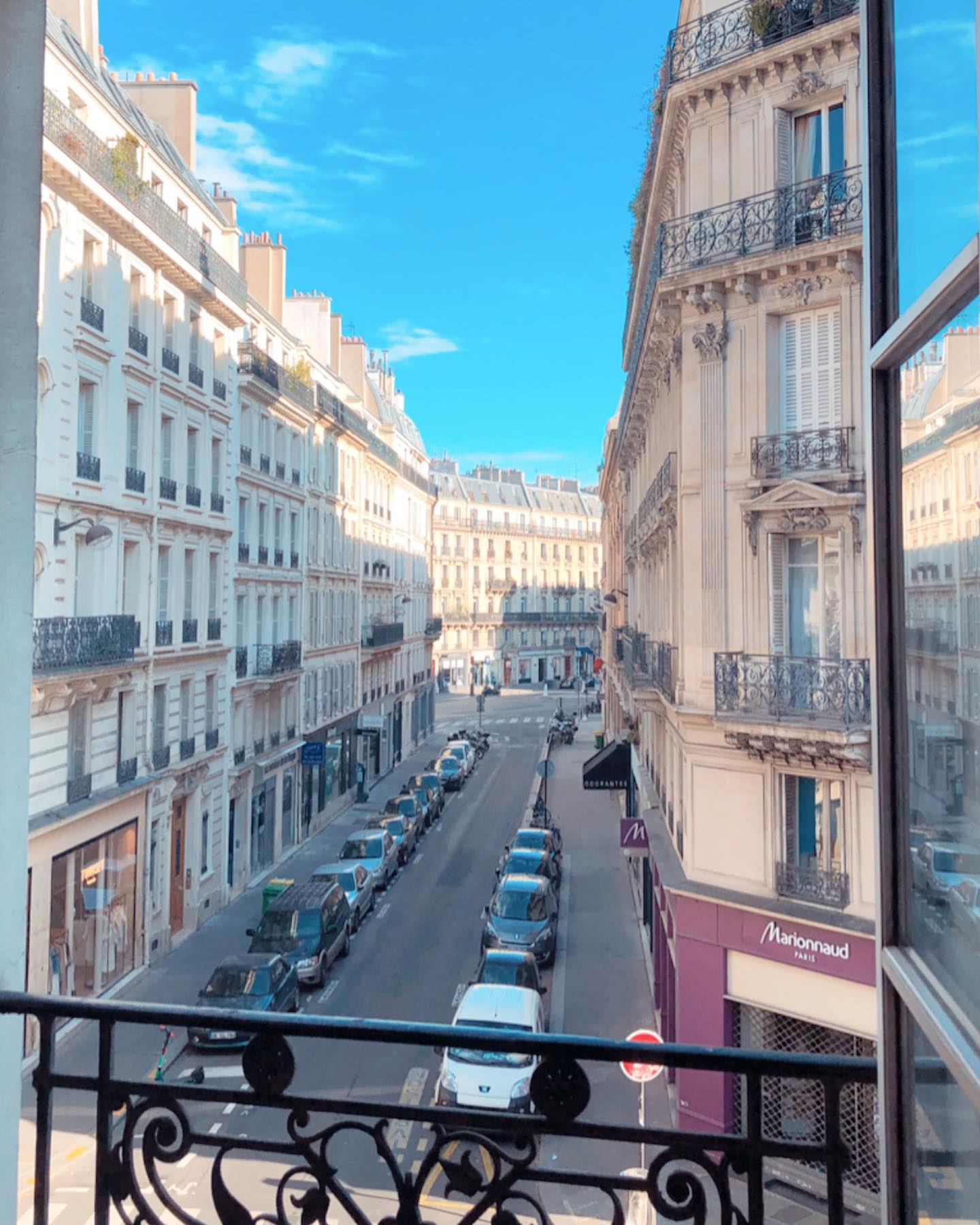 De l’amour, du courage et des bonnes ondes, de notre quarantaine à la vôtre 😘😘😘. On va y arriver 💪🏻! Sending you some Love and good vibes from our quarantine in Paris to yours 🥰.
Still so beautiful though. Even if it's just a piece of it. #outthewindow
.
#quarantine #selfisolation #stayathome #love #paris #pariselopement #parisofficiant #socialdistancing #togetherathome #healthcare #thankyou