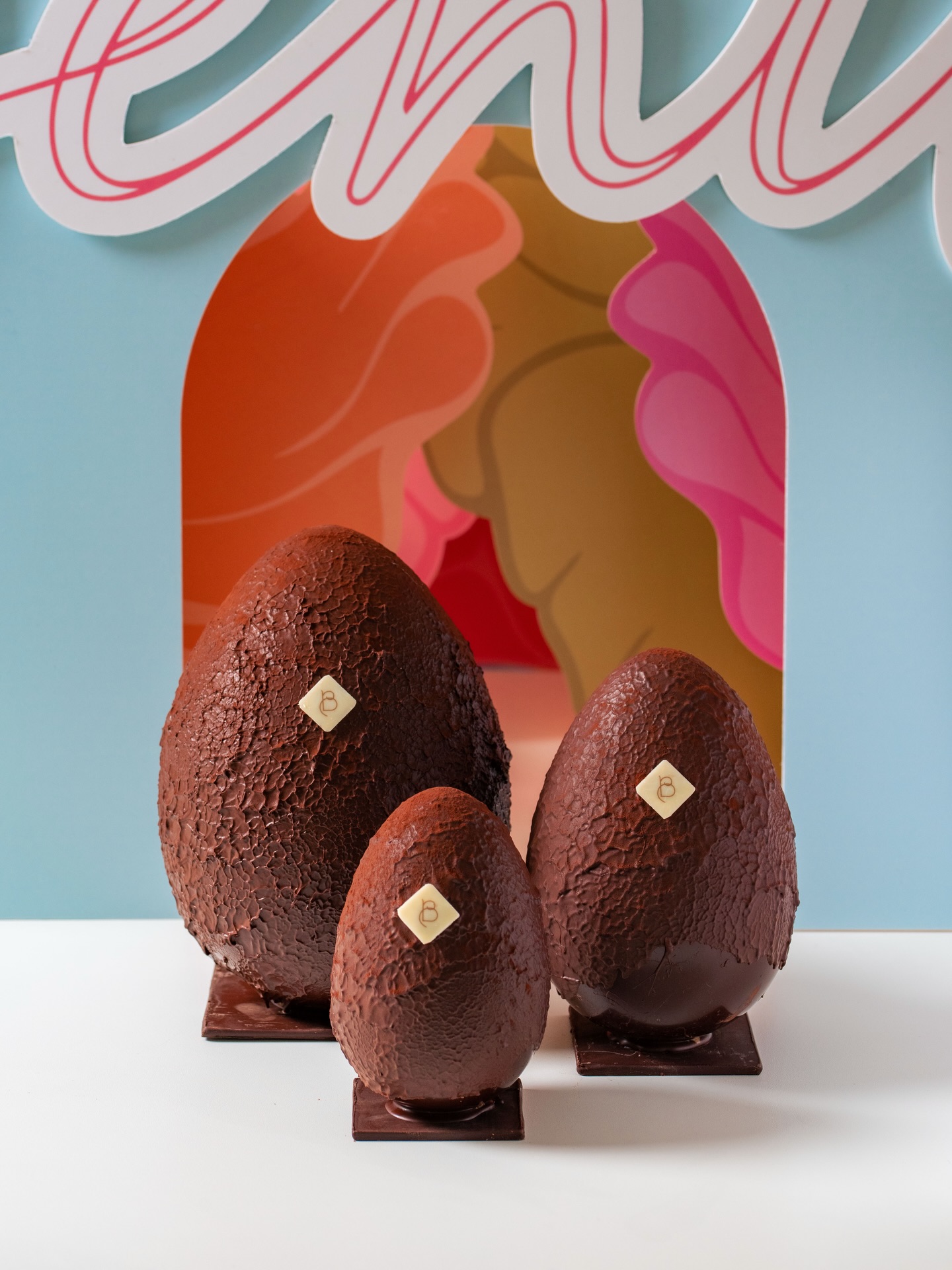 L’Uovo Meraki 69,8% sprigiona un equilibrio magnetico: l’intensità profonda del cioccolato fondente guida i sensi, mentre la crema pralinata avvolge e conquista, amplificata dal carattere deciso del gruè di cacao e dalla nota croccante delle mandorle pralinate. 🌸
Ogni dettaglio è pensato per farti vivere una Pasqua vibrante, elegante, semplicemente indimenticabile. 🌷
#pasticceriabenito #ampigram #merakibybenitoodorino