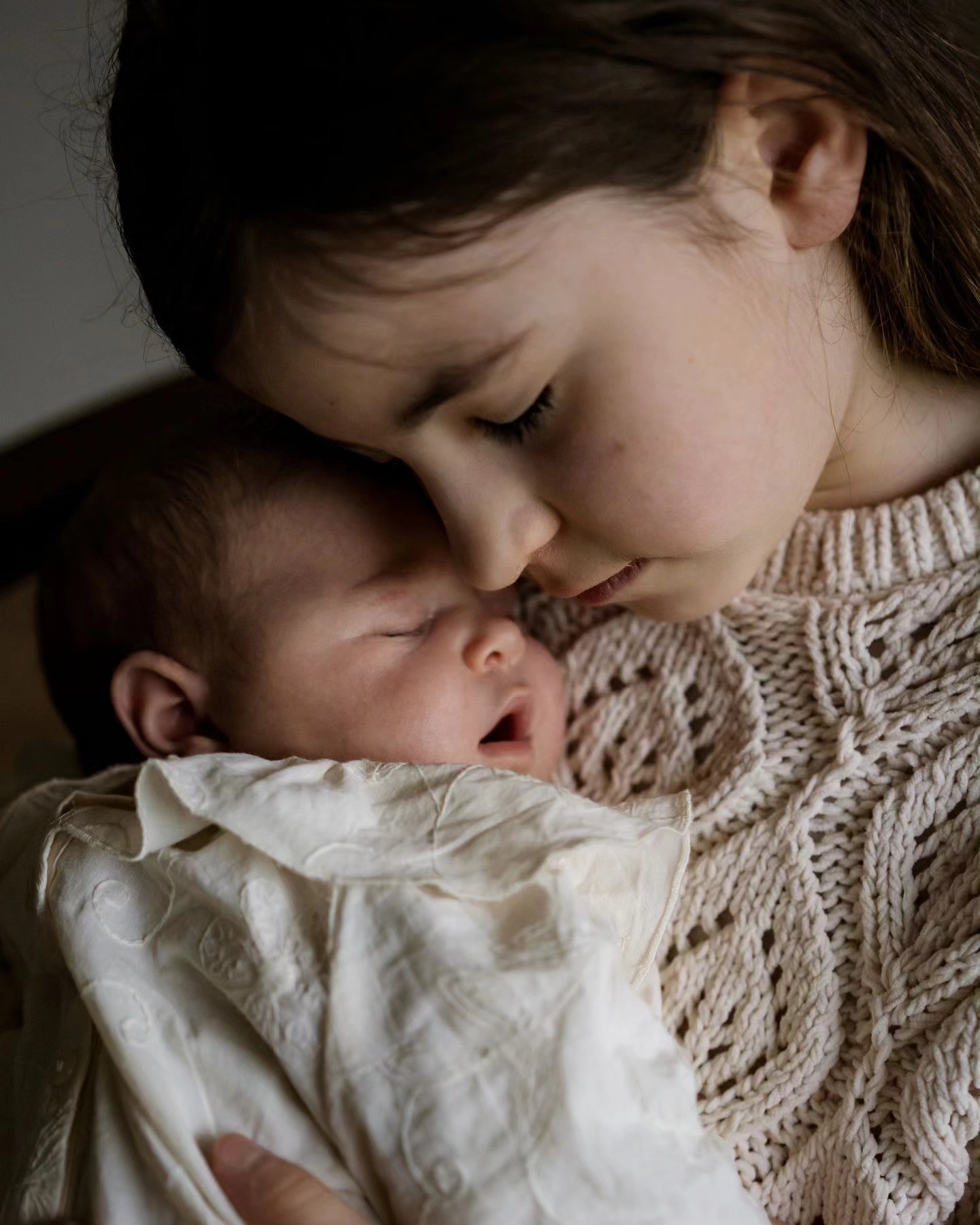 Il y a des visages qu'on reconnaît tout de suite... comme cette famille qui, après une première séance il y a 2 ans, m'a confié à nouveau l'un des plus beaux chapitres de leur histoire : l'arrivée de Lysa.
Voir une famille s'agrandir et revenir au studio pour créer ses souvenirs, c'est une belle marque de confiance. Je retrouve les parents, la grande sœur et le grand frère, toujours aussi fiers et attentifs autour de la petite dernière, paisible et déjà bien entourée d'amour.
Ces moments c'est tout ce que j'aime photographier : des moments de vie, de partage, des bras qui protègent et des regards remplis d'amour.
Et toi, as-tu déjà imaginé à quoi ressembleraient vos prochaines photos de famille ?
