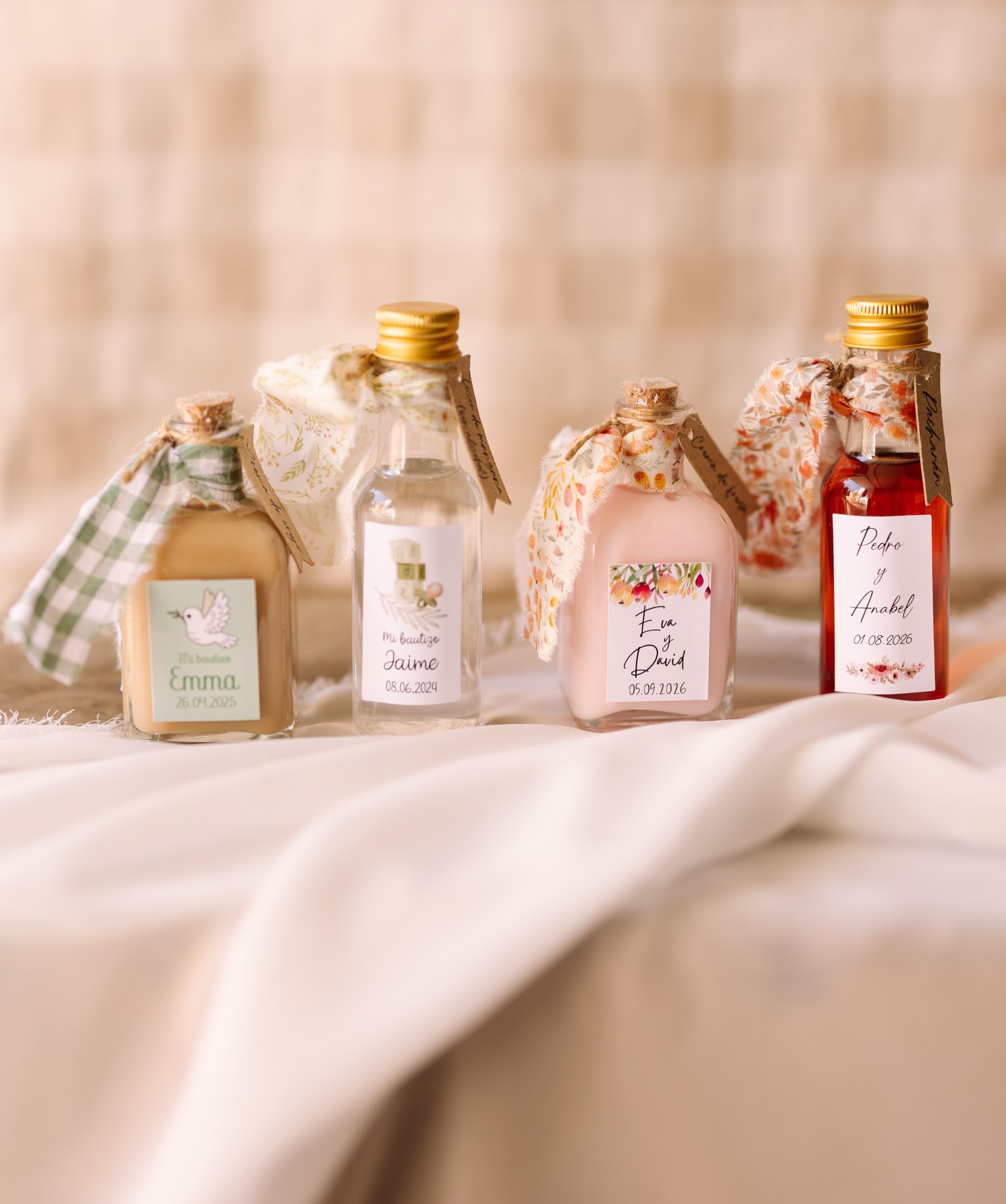 Nuestras botellitas de licor es el detalle más solicitado para bodas, bautizos y comuniones✨🌿
Botellitas de 60ml rellenas del licor que más os guste a elegir entre Pacharán, Limoncello, Crema de Orujo, Crema de fresa, Licor de café y Licor de manzana sin alcohol.
En formato cristal con tapón de corcho para entregas en mano en Madrid, y formato plástico libre de BPA con tapón de rosca.
¡La decoración es la misma en ambas! Podéis elegir el diseño de la etiqueta de entre las disponibles y el tejido que más os guste de nuestro catálogo.
¡La verdad que son preciosas y todos los que las habéis pedido lo habéis corroborado!
🔗Las podéis encontrar en la web www.unbuensarao.com en la categoría “detalles invitados boda” o “bautizos y comuniones”.
#boda #bautizo #comunion #detallesparainvitados #detalles