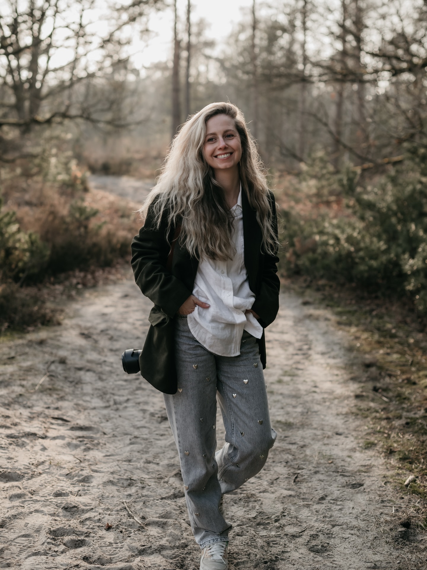 Studio Femme is jarig!
4 jaar geleden, op 1 april (no joke), schreef ik mezelf in bij de KVK.
Wat begon met een grote droom, een camera en heel veel enthousiasme, groeide uit tot iets waar ik elke dag nog steeds ontzettend trots op ben.
De afgelopen jaren heb ik veel geïnvesteerd in scholing, goede apparatuur en vooral: heel veel vlieguren. Maar zonder jullie, mijn klanten, volgers en supporters, was dat nooit gelukt 🤍
En wie jarig is… trakteert.
Je kunt een fotoshoot winnen ter waarde van €349,-
én omdat ik dit jaar besloot me volledig op Studio Femme te richten is er genoeg reden voor een feestje, dus geef ik daarnaast ook nog 2 cadeaubonnen weg t.w.v. €100,-.
Holy moly… het is dus echt feest 🎉
Wil je meedoen?
1. Volg mijn account
2. Tag iemand wie deze post echt moet zien (meerdere mensen taggen mag natuurlijk ook 😉)
3. Vertel me waarom jij deze shoot zou willen winnen of wie deze volgens jou verdient
Voorwaarden:
– Shoots worden gepland op doordeweekse dagen
– In te plannen in 2026
– Binnen 10 km van Etten-Leur
- Beelden mogen gebruikt worden voor social media/website
De winactie loopt tot 15 april. Daarna maak ik de winnaars bekend.
En een kleine tip: deel deze post in je stories om nog een beetje extra geluk te verzamelen 🍀
Liefs,
Sharon
Studio Femme
#jubileum
#fotoshootwinnen
#fotograafbrabant
#familiefotograaf
#studiofemme