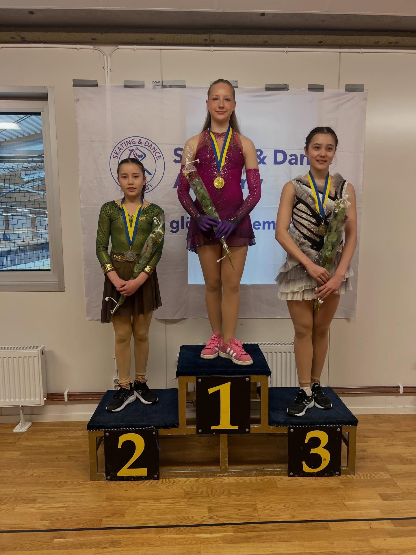 Under helgen arrangerades Ulriksdalstrofén 🏆på hemmaplan. Deltävling nr 6 i de nationella serien.
Ett stort grattis till Hedda Hedström som tog en🥇i U16 👏🏼
Jättefina åk från Sofia Palmqvist, Lilly och Ester Norlander som åkte i junior damer ✨