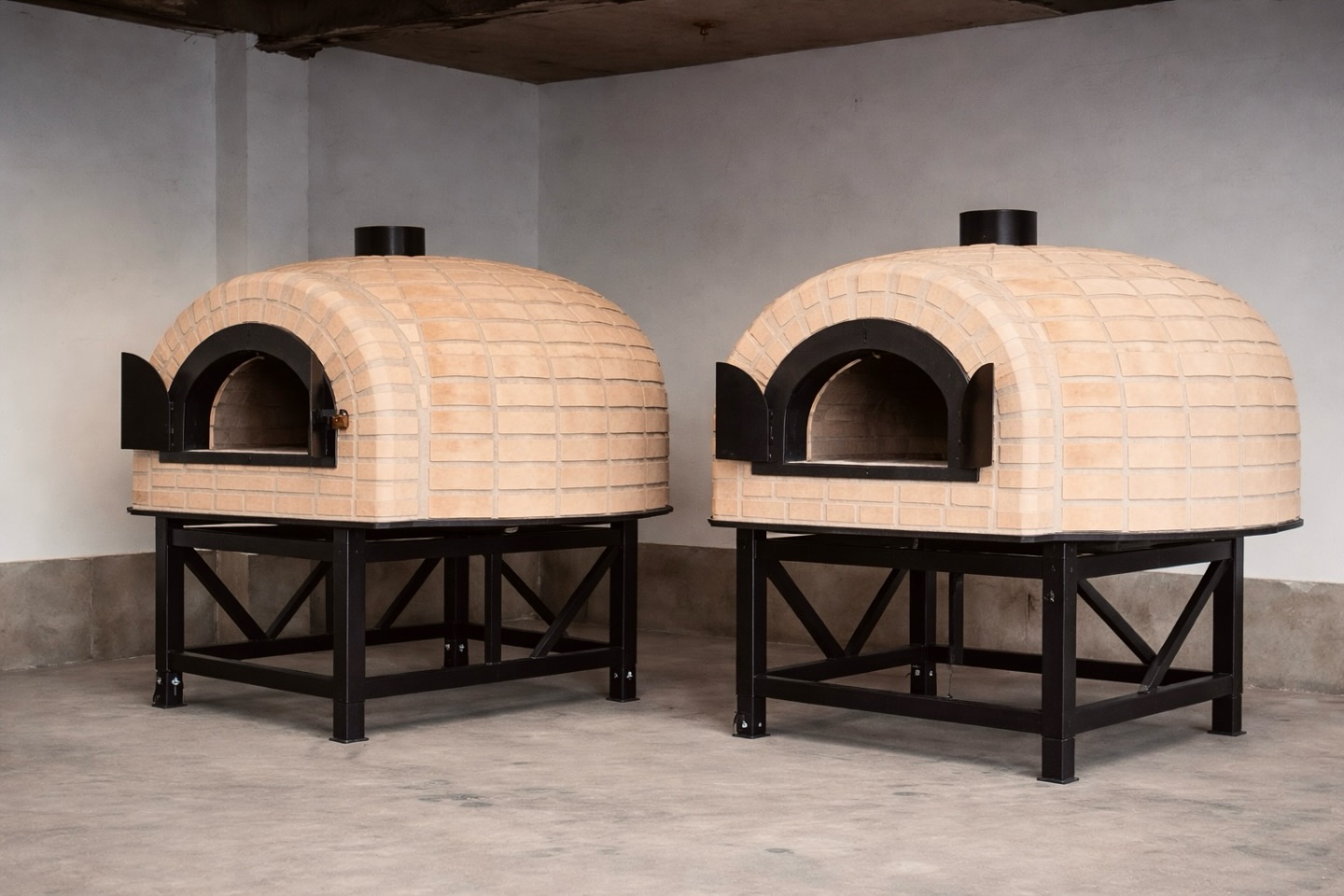 Forno Iglu Clássico, tradição moldada no fogo e no tempo 🔥
O charme do clássico forno iglu de tijolos tramela, artesanal, onde cada detalhe guarda história e cada receita ganha alma.
Além da estética rústica e atemporal, o forno iglu é perfeito pra quem valoriza o clássico: ele mantém o calor por muito mais tempo, distribui a temperatura de forma uniforme e realça o sabor dos alimentos — seja um pão caseiro, uma pizza ou aquele assado especial. É eficiência, economia de lenha e uma experiência única na sua cozinha.
#FornoDeTijolos #Tradição #Raiz #CozinhaArtesanal #FornoIglu