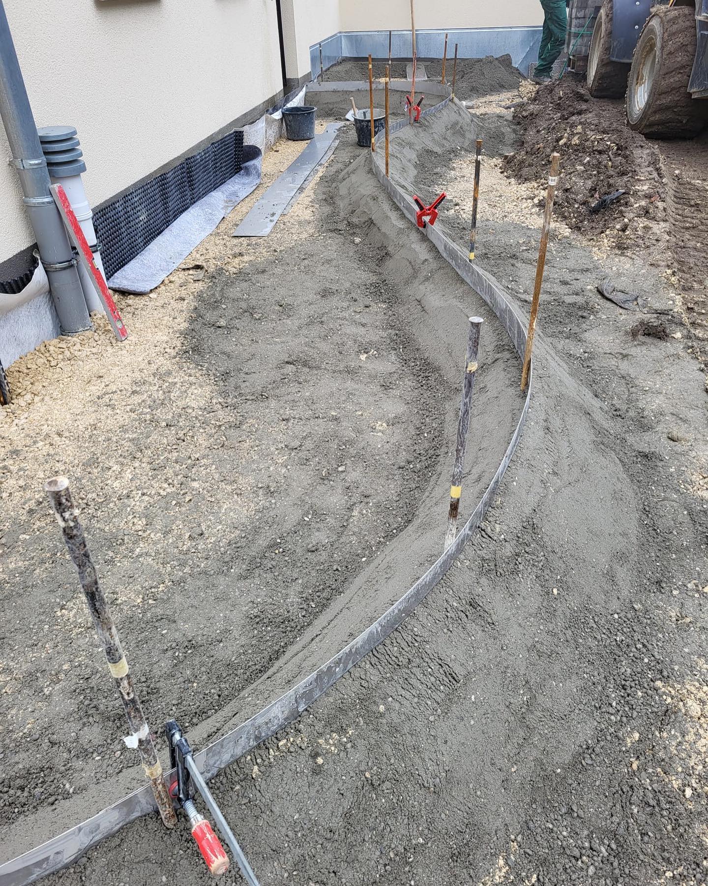 Tolle Baustelle im Herzen der Stadt mit schönen Material! Jura aus der Region 🥰 freut euch auf die Bilder wenn der Garten fertig ist #galabau #gartenbau #jura #gartengestaltung #garten #baustelle #gartenliebe #gartenideen