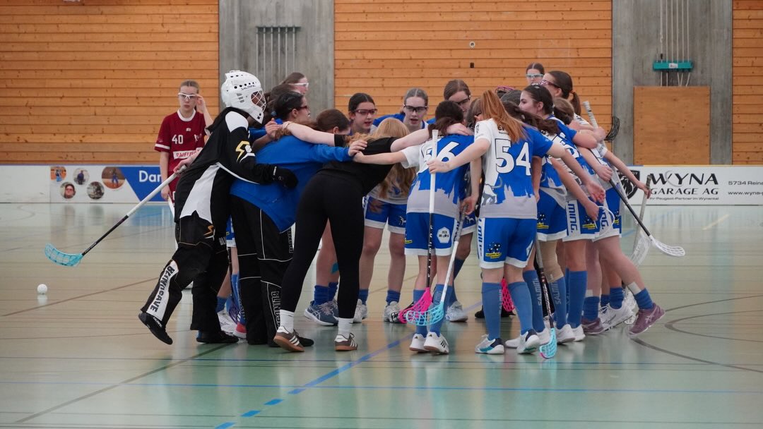 Unsere U17 absolvierte am Wochenende ihre letzte Runde und beendet die Saison mit 20 Punkten auf dem 6. Platz 💙🤍🦁
#floorballzurichlioness #juniorinnen #swissunihockey #lioness #floorball