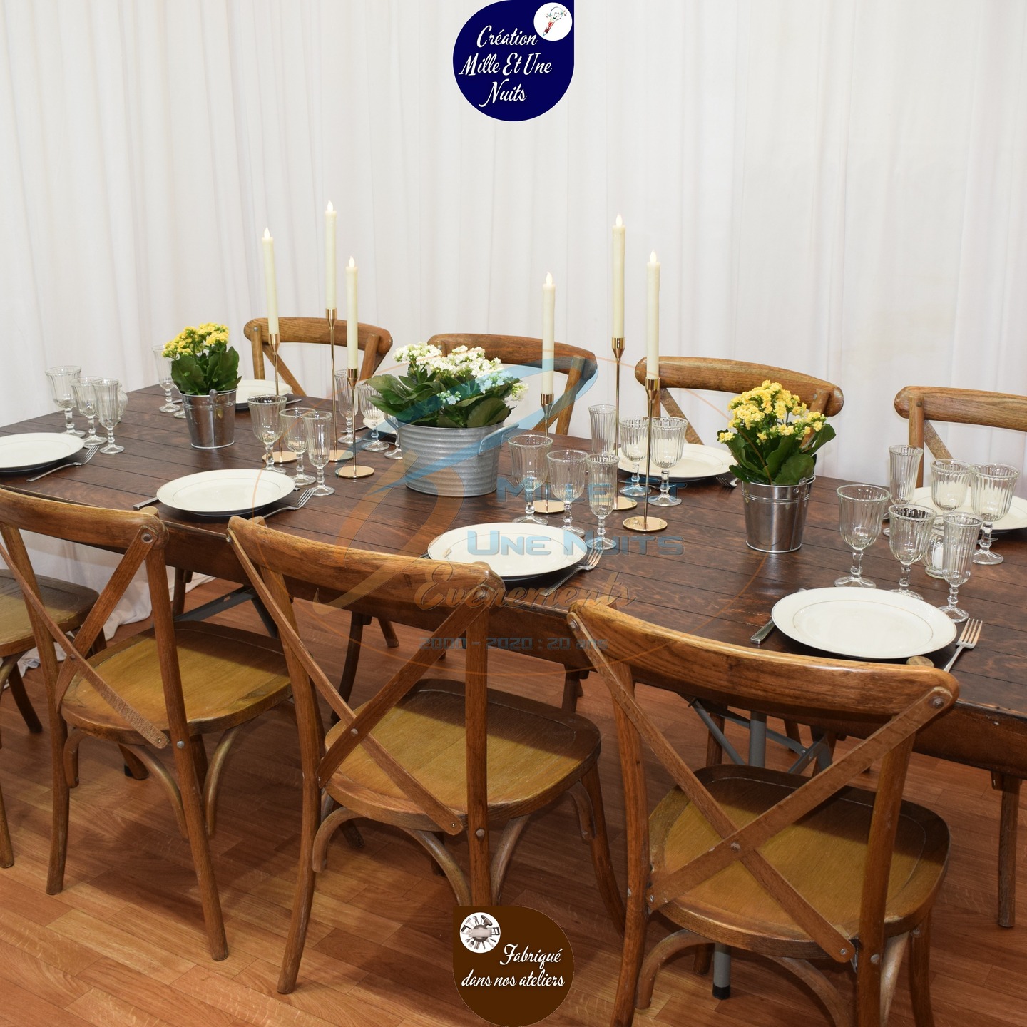 Mille et une Nuits Evénements, prestataire événementiel et artisan, créateur :
Vous présente en avant-première la petite dernière sortie de l’atelier :
Le plateau bois de 2,50m x 0,90 m. Ce plateau s’adapte sur toutes les tables des salles de réception ou communales, offrant ainsi une flexibilité optimale pour vos événements. Cette nouvelle table a été conçue pour répondre à une demande croissante de la table en bois chaleureuse et conviviale, tout en proposant une solution plus économique idéale pour les réceptions au budget plus restreint. Elle allie robustesse, élégance comme ça grande sœur et praticité afin de satisfaire toutes vos exigences lors de vos manifestations. Alors oui on a plus le visuel des pieds en bois mais avec les chaises autour de la table on les oublie voyer par vous-même.
Ce nouveau plateau est en faite une évolution d’un modèle que j’avais sortie il y a quelque année qui était le plateau de 1.90mx0.75m qui s’adapte sur les tables en pvc de 1.83mx0.70m.
C’est 2 produits sont unique en France et propre à Mille et une Nuits Evénements.
Retrouver nos tables en bois sur notre site boutique www.locmaterielreception.fr
#mariage2026 #mariage2027 #mariagefrance #bretagne #tableenbois #tableenboismariage #locationtablebois #locationmobilier