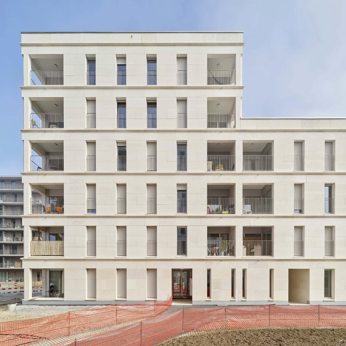 #constructionenpierremassive#constructiondurable#developpementdurable#ecologicarchitecture #atelierarchiplein#architecturegeneve#visitgeneve#architecturaltours#visitesguidées #guidedtourgeneva #guidingarchitects#naturalstonebuilding #naturalstonebuildings #ecologicalmaterial #innovativearchitecture #architectureinnovante#massivesteinkonstruktion #innovativearchitektur #architektonischeführungen #reisearchitektur
Il s'agit de 4 immeubles de logements construits en pierre massive. Le parti de ce projet est de démontrer la faisabilité économique, constructive et technique d’édifices de grande dimension en pierre massive structrelle. Le projet fort de ce concept développe un langage architectural simple et rationnel qui met clairement en relation le couple forme et matière sans artifice stylistique. Le plan est composé d’une série de murs en pierre massive qui forment la structure principale de l’édifice tout en conférant aux appartements un confort d’usage exceptionnel en profitant au maximum de l’inertie thermique.
Source: www.archiplein.com