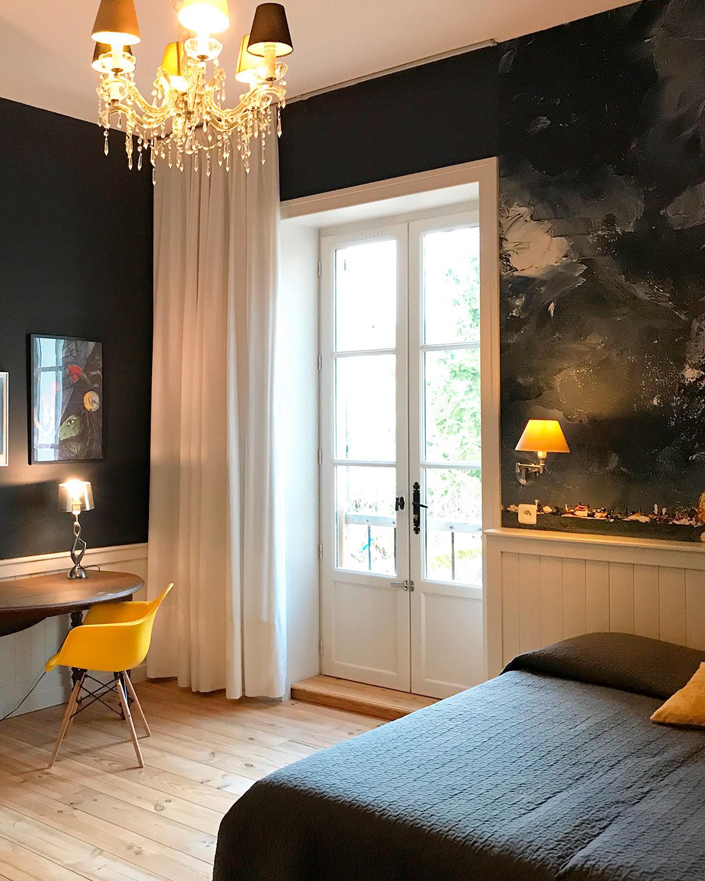 Passionnés de design👨🎨, de déco🎍, et de littérature📚, et plus globalement « d'art de vivre », nous avons plaisir à vous recevoir dans une authentique demeure traditionnelle de caractère du 17ème siècle chargée d'histoire.
Intégralement restaurée notre maison se situe au cœur du vignoble 🍇du haut Mâconnais, au creux d'un ravissant vallon blotti sur les contreforts du massif du Sud Bourgogne.
Entre Cluny et Tournus, au milieu du circuit des églises⛪️ romanes de Bourgogne, vous découvrez un territoire de caractère et intime.
Nous vous offrons une ambiance cossue et chaleureuse dans un cadre ultra cocooning & cosy, des chambres spacieuses et climatisées❄️, la table d'hôtes certains soirs, le jardin et la piscine, la dégustation d'un cru de Chardonnay... A votre tour de vivre hors du temps pour sentir pleinement que seul l'instant présent compte, nous nous occupons du reste.
Depuis quatre ans, nous sommes heureux de tout mettre en œuvre pour que nos hôtes se sentent « comme chez eux » et partageons nos coups de cœurs gastronomiques, vinicoles ou culturels. Nous vous attendons pour un séjour relaxant et vivifiant !
Thierry- Philippe #vacancesenfrance #maisonhoteluxe #maisonhotesdecharme #bourgogne #cluny #tournus #chardonnay