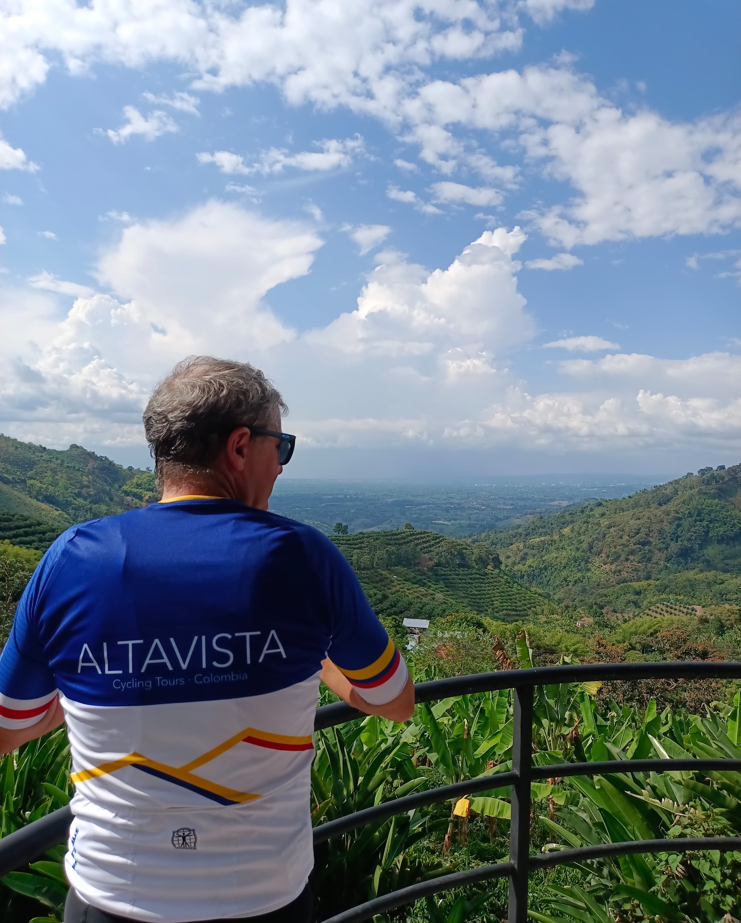 Cycling & Coffee tour.
Riding in the Coffee Region is discovering the real deep Colombia.
Friendliest people in the country, gorgeous quiet roads and every hill covered with the best coffee in the world. Just like heaven!
•
•
•
•
•
#cyclingculture #insearchofup #cyclingmemories #roadcyclingpics #coffeeandcycling #lifebehindbars #whyiride #roadslikethese #fromwhereiride #beautyofcycling #cyclingphotography #whereiride #outsideisfree #wymtm #switchbacks #instaroads #mountainpass #fromwhereweride #cyclingadventures #roadcyclist #cyclingshots #roadstotravel #mountainphotography #roadstoride #coffeeadventures #cyclingtour #cyclingholidays #cyclingaddiction #cyclingplanet #kom