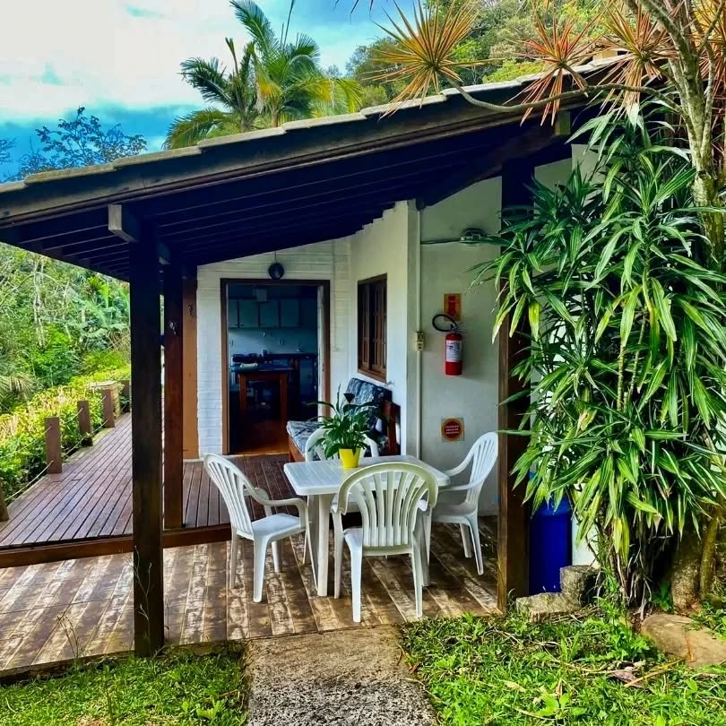 O Condomínio Aldeia dos Anjos do Rosa tem duas unidades disponíveis para o CARNAVAL a 300 metros do mar, no meio da Praia do Rosa, próximo ao deck da fazenda com lojinhas, escola de surf, bares, restaurantes, salva-vidas e perto da linda Lagoa salgada na beira do mar.
UNIDADES DISPONÍVEIS!
🌻 A CASA GIRASSOL recebe até 6 pessoas confortavelmente, com ar condicionado nos 3 quartos, um dos quartos é suite. Ampla sala de estar, sala de jantar e cozinha conjugadas, varanda ao redor com mesa e churrasqueira, vista para o mar e para o lindo jardim.
🌺 O APARTAMENTO HIBISCO é completo, recebe até 03 pessoas, com sala conjugada com a cozinha, vista para o mar, perfeito para casais.
OFERECEMOS
Todas as unidades oferecem ar condicionado nos quartos, tv e Wi-fi, cozinha, sala, estacionamento, deck no jardim arborizado.
SERVIÇOS
De Camareira;
Cesta de Café da manhã (solicitar com antecedência @lunadocedocurasartesanais - valor extra diária).
Faça a sua RESERVA!
Whats (48)99949 1971
Conheça as unidades no site
www.aldeiadosanjosdorosa.com.br
#carnaval #praiadorosa #imbituba
#argetina #florianopolis #pousadadorosa