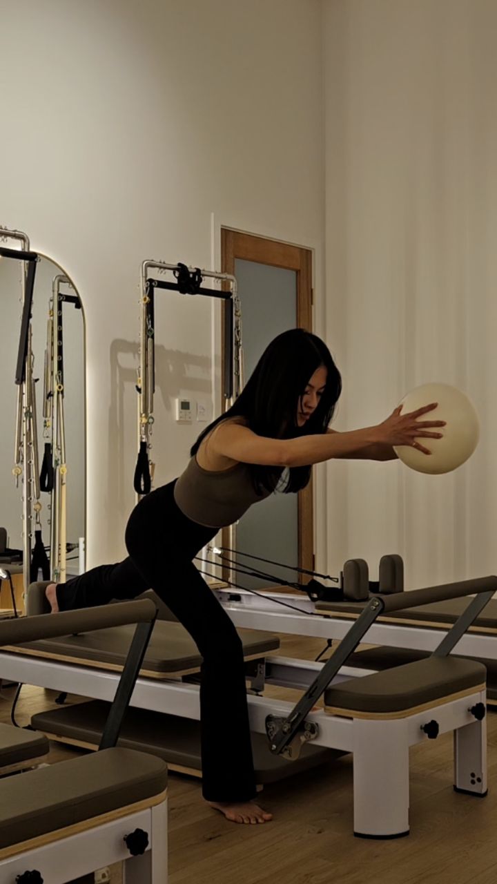 Simplicity in movement, strength in precision. The Tippy Bird series may look effortless, but it's working magic through your entire foot, leg, and hip chain. This is Pilates at its finest—where intention meets transformation. Are you ready to feel the difference? Join us and experience the power of purposeful practice. 🤍
#svasastillness #adelaidepilates #holdenhill #pilates #pilateslovers
