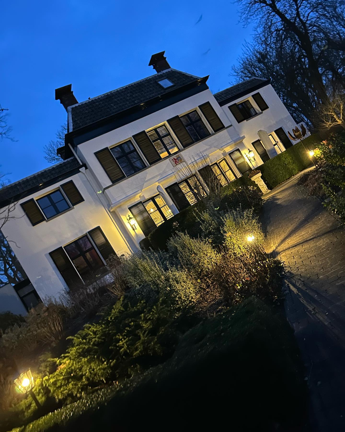 Bij het mooie Polderhuis in Anna Paulowna de complete buitenverlichting mogen vernieuwen. We hebben gebruik gemaakt van @ksverlichting lantaarns en sokkels in de kleur Groen. De klassiek/landelijke uitstraling van de lampen passen mooi bij de looks van het Polderhuis en verlichten de looppaden en toegangswegen in het donker. #sfeervol #nostalux #ksverlichting #elektra #verlichting #vakwerk #hovenier