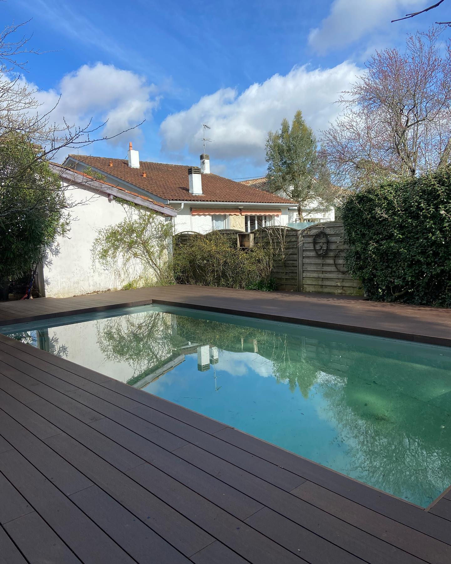 Très bel avant/après sur ce projet, passant d’une très ancienne terrasse sapin à une nouvelle terrasse en bambou Moso 🌳🎋