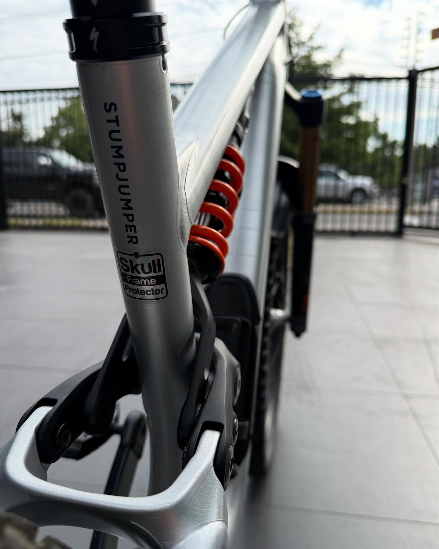 No le dejes tu bien mas preciado 🚲 a cualquiera. Protege tu seguridad con nuestra magia, cariño he integridad! Nos preocupamos del mas mínimo detalle por ti!
Agenda tu hora en www.skull.cl
#customkit #bikewrap #beoriginalbeskull
@davidmorillo91
@multibikechile