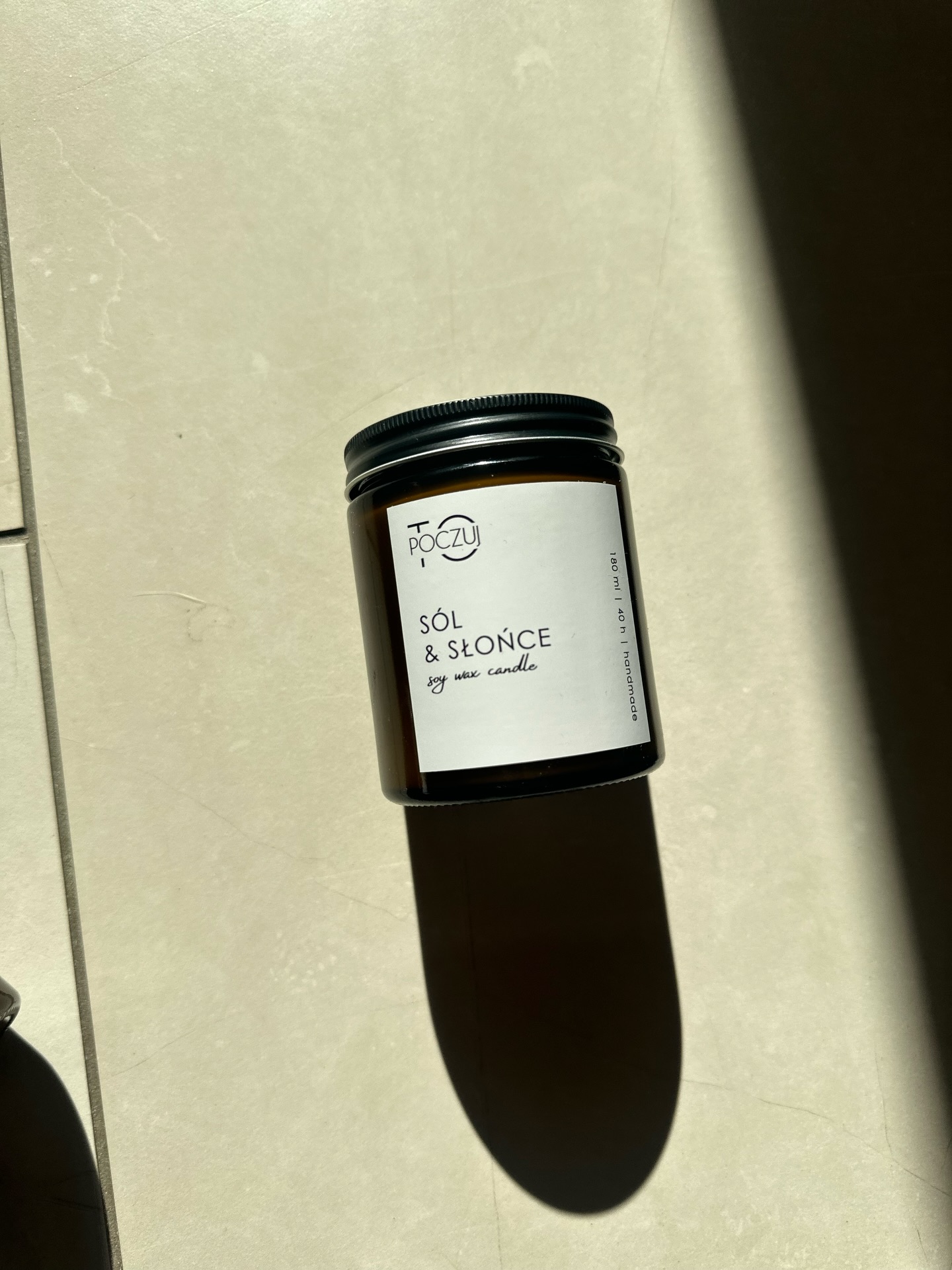 Nowy. Wymarzony. Długo wyczekiwany. ✨
„Sól & Słońce” to zapach jak ciepły wiatr nad morzem — słoneczny, piaszczysty, lekko otulający skórę…
Pachnie morską bryzą, wilgotnym powietrzem, zielonym mchem i nutami wodnymi, które mieszają się z delikatną słoną świeżością 🌊
To właśnie takich zapachów szukam najdłużej — oryginalnych, nieoczywistych, takich, które przenoszą gdzieś dalej… do miejsc, wspomnień, chwil, które chce się zatrzymać na dłużej 🤍
„Sól & Słońce” to nie tylko świeca. To moment.