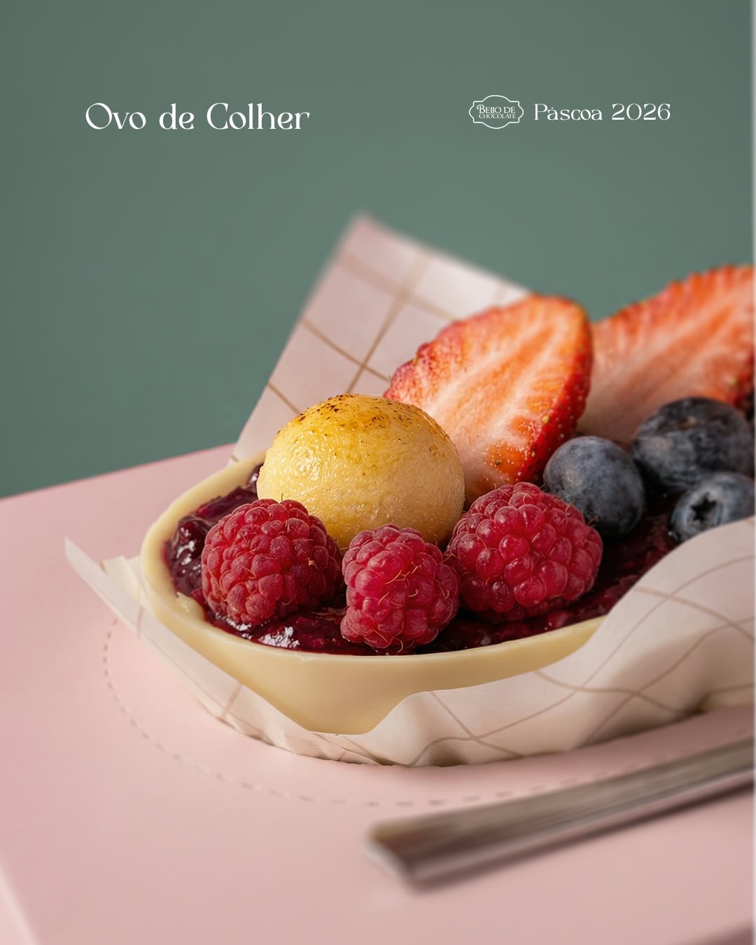 Ovo de Páscoa Recheado Crème Brûlée com Frutas Vermelhas
Uma combinação elegante e cheia de sabor. Ovo de Páscoa com casca de chocolate branco, recheado com creme brûlée e geleia de frutas vermelhas, criando o equilíbrio perfeito entre o doce e o levemente ácido das frutas.
Finalizado com geleia de frutas vermelhas, frutas frescas e brigadeiro de crème brûlée, deixando cada detalhe ainda mais especial.
Disponível nos tamanhos 500g, 350g e 250g.
Produção artesanal e somente por encomenda.
Faça seu pedido pelo link da bio e encomende pelo WhatsApp.
Beijo de Chocolate, 2026