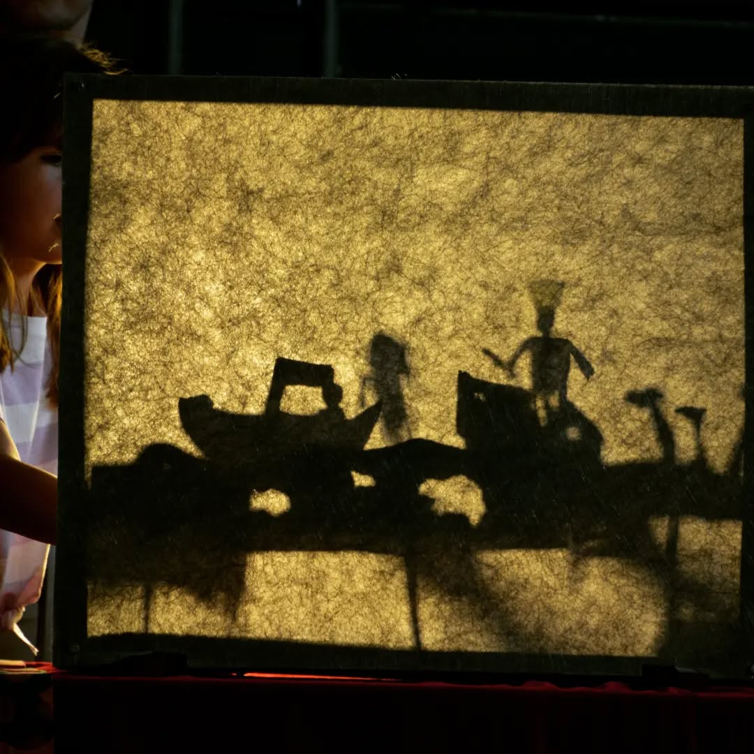 Het is alweer een jaar geleden dat we een lessenreeks verzorgden waarin maakonderwijs en het vak geschiedenis samensmolten tot een schimmenspel! De leerlingen vormden verhalen over verschillende perspectieven op historische gebeurtenissen en verbeelden deze in het schimmenspel. Ze hebben geexperimenteerd met micro bits en licht.