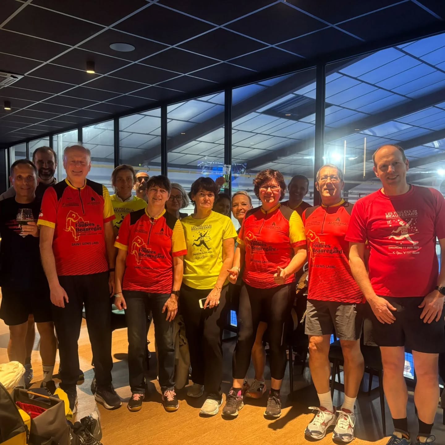 🎾 Initiation padel
17 membres de l'association se sont retrouvés lors d'une soirée pour une initiation au padel chez @padelshot_saint_genis_laval !
Un bon accueil, 1h30 de pratique et un verre pour finir la soirée en beauté 🥂
Merci @padelshot_saint_genis_laval 🙏