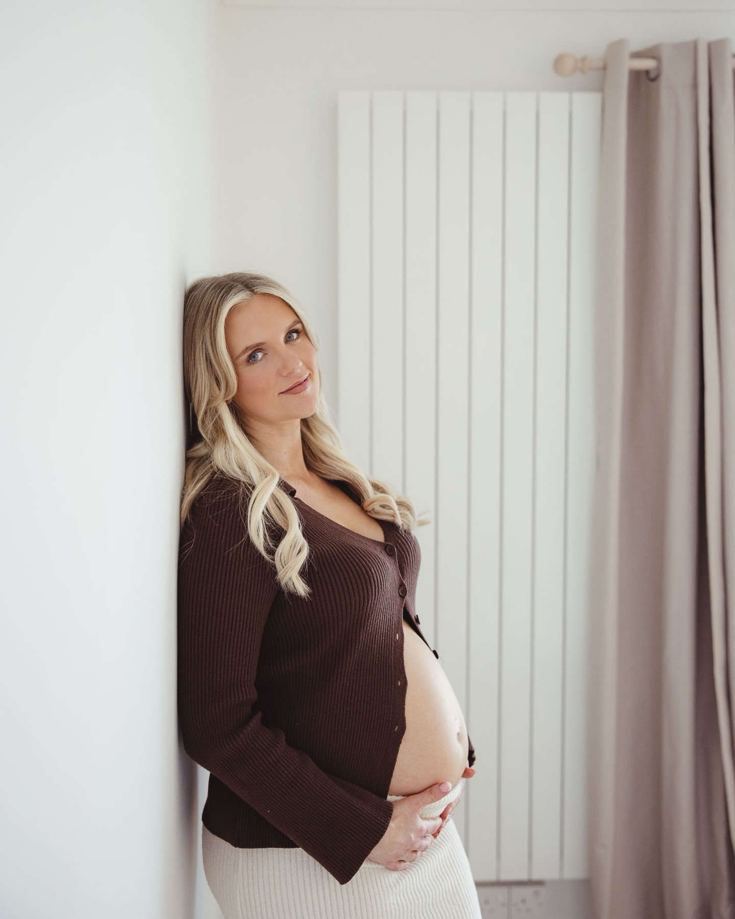This session did not go to plan. At all.
She had a golden hour at the beach in mind for her maternity photoshoot. Soft sunset tones. The whole thing.
February had other ideas…
With five family members to coordinate, moving the date wasn’t an option. So we problem solved.
A meadow? Too muddy.
Home? Mid-renovation chaos.
Then she had a stroke of genius. Her beauty salon that was gearing up to open.
Neutral tones. Big window light. Warm. Dry.
And honestly? It worked even better than the original plan.
The focus stayed exactly where it should have been. On her. On them. On this moment.
Sometimes the magic happens when Plan A falls apart.
Scroll to the end for the cutest photo ever 🥹
Would you have guessed this wasn’t the original idea?