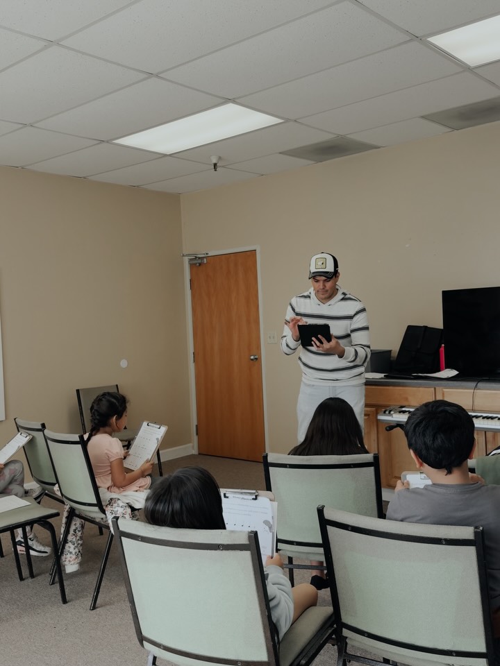 ¡Las inscripciones ya están abiertas! 🎶✨
En SoundCity estamos listos para comenzar un nuevo trimestre lleno de música, aprendizaje y crecimiento. Si siempre has querido aprender a cantar, tocar un instrumento o desarrollar tu talento musical, ¡este es el momento!
Ofrecemos clases para diferentes edades y niveles en un ambiente creativo y motivador. 🎹🎸🎤
📚 Nuevo trimestre – cupos limitados
📍 Clases presenciales
🎶 Profesores apasionados por la música y la enseñanza
¡Reserva tu lugar hoy y comienza tu camino musical con nosotros!
📩 Escríbenos para más información o para inscribirte.