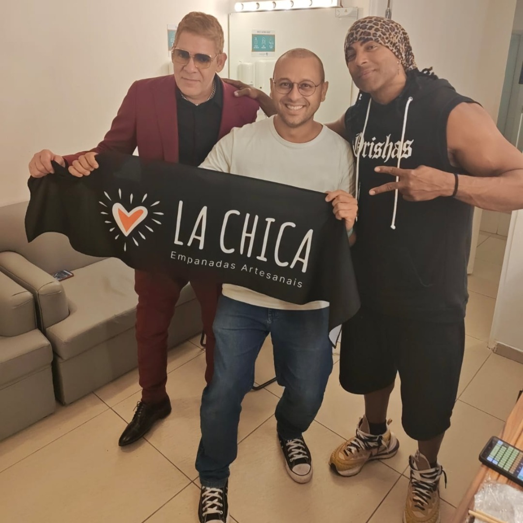 Neste final de semana fizemos o camarim do Orishas em São Paulo.
Entre ensaio, bastidores e o show que veio depois, o Rafa esteve no camarim da banda levando as empanadas da La Chica para essa noite.
Uma daquelas ocasiões em que gastronomia e música se encontram nos bastidores.
Obrigado ao Baron @toplinkmusic pelo acolhimento e confiança.
Empanadas artesanais para grandes encontros.
#LaChicaEmCena
#Orishas
#EmpanadasArtesanais