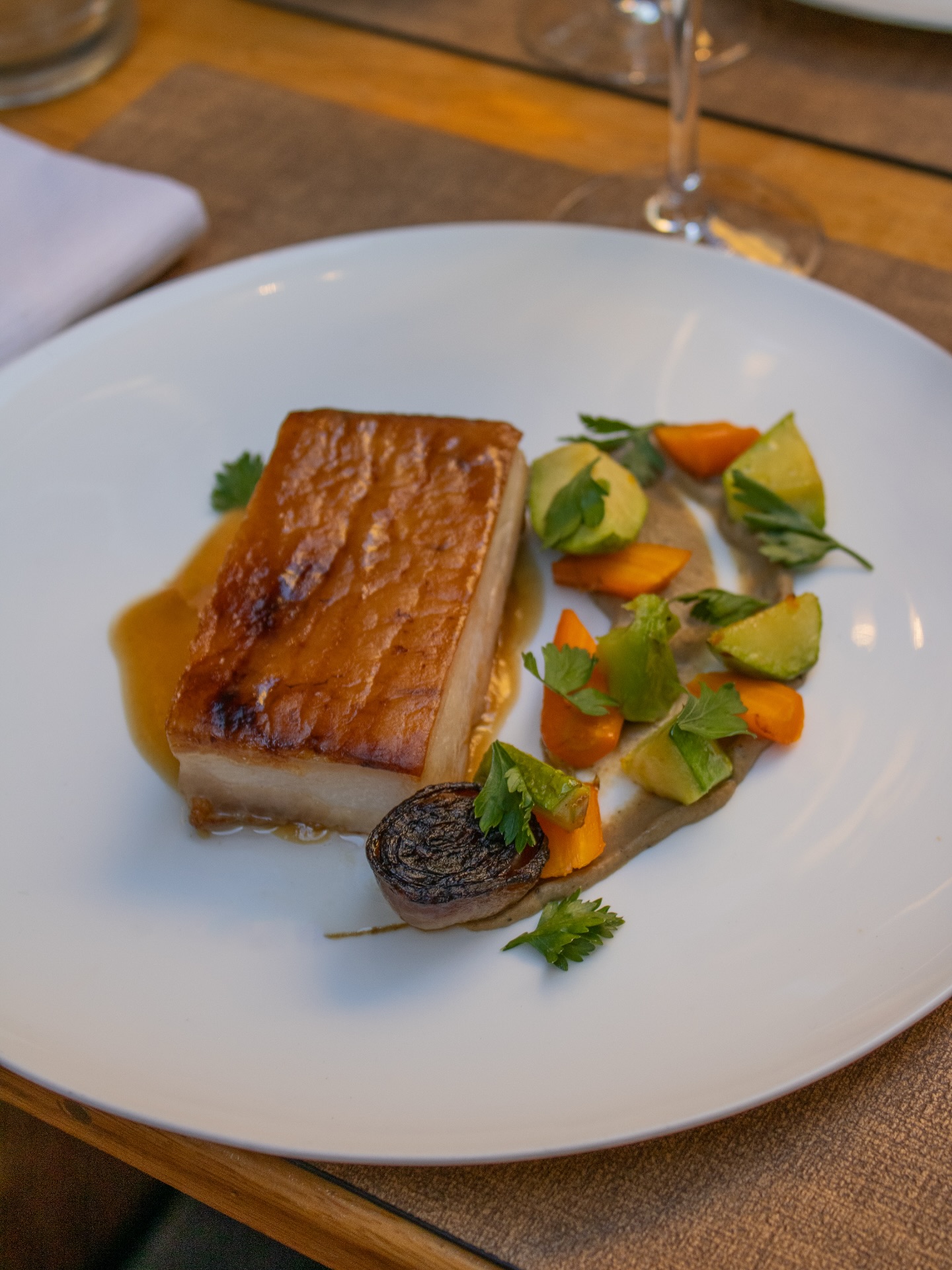 Une poitrine de cochon d’une tendreté exceptionnelle, fondante à souhait, relevée par la douceur de la carotte et la vivacité du citron rôti 🥕🍋
‣ Réservez votre table sur www.larazur.fr