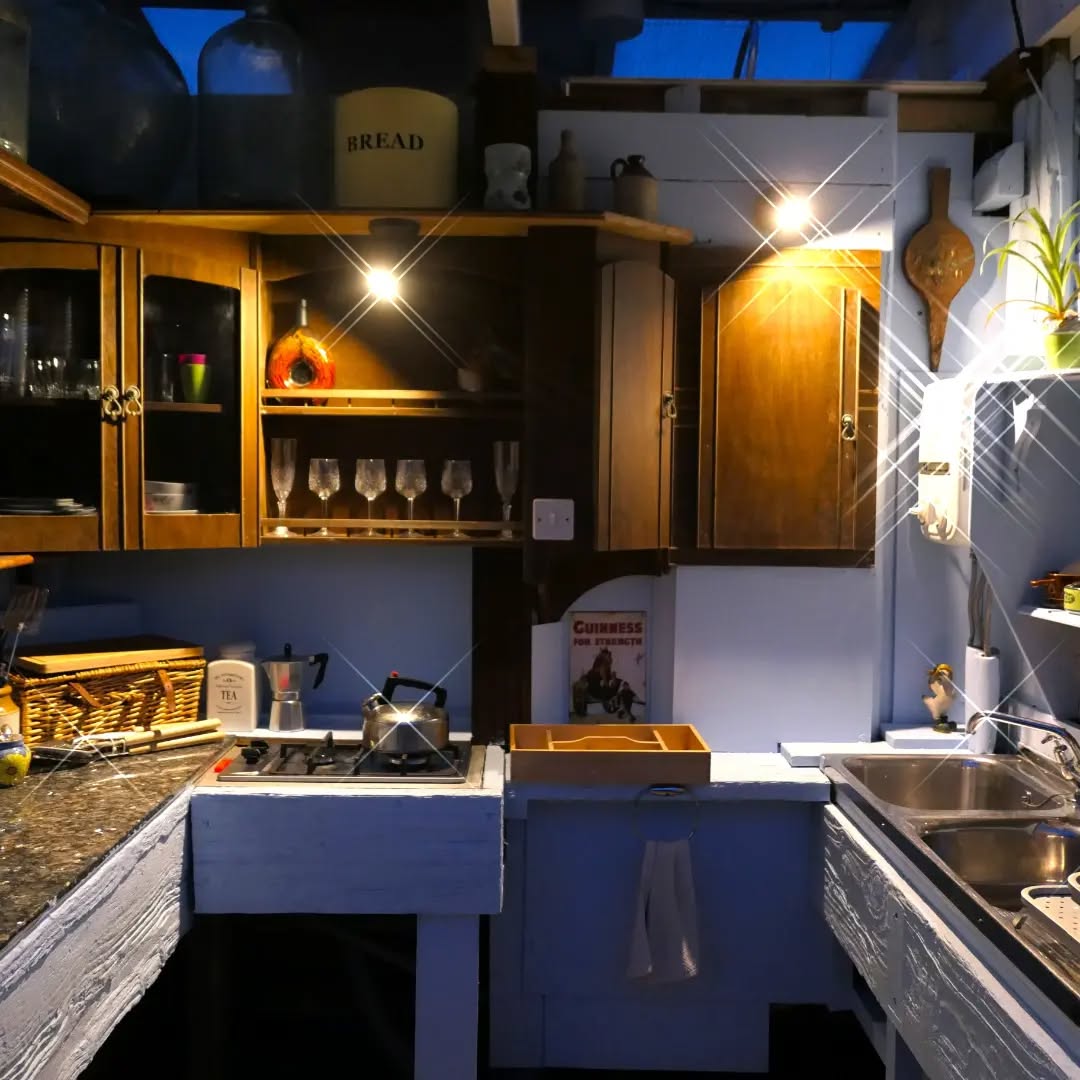 Cook up a storm in our alfresco kitchen/dining area! #heartoftheglen #glampingscotland #shepherdshut