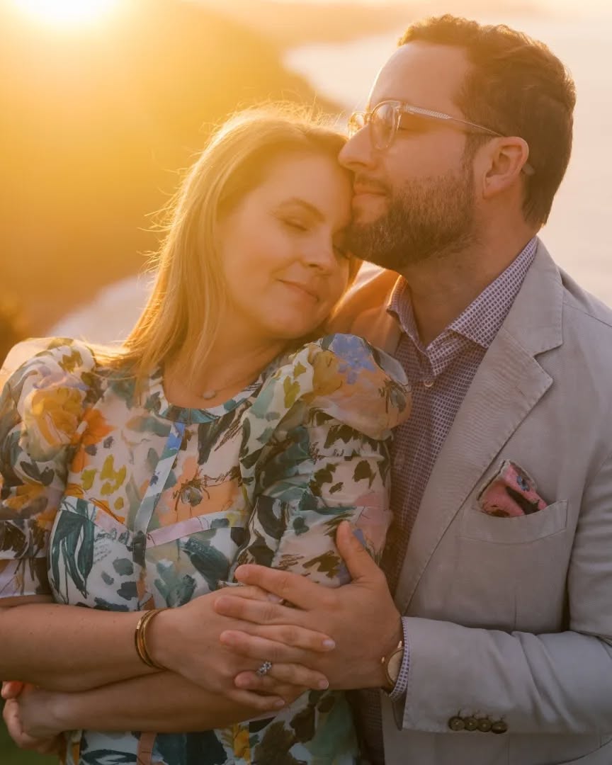 Desde Orlando hasta Donostia. A&K llegaron hace unos días para ir organizando su boda que será exactamente dentro de seis meses. Aunque ya nos conocíamos después de una primera videollamada, el miércoles quedamos en uno de nuestros rinconcitos favoritos de la costa para fotografiar su preboda. Después de un café y ya con los nervios totalmente olvidados, pasamos un rato de muchas risas, con una conexión súper especial, la mejor de las vistas y un cielo que nos regaló un atardecer para el recuerdo.
Loved meeting you both! See you in a few months for the big day!