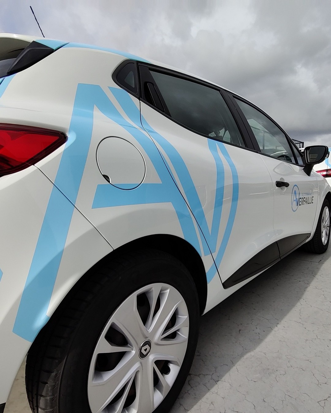 Voor autobedrijf Verfaillie uit Izegem werd aan de hand van de bestaande huisstijl een totale uitwerking van de belettering van de voertuigen en de signalisatie in de gebouwen uitgewerkt.
Klant: @autobedrijf_verfaillie Autobedrijf Verfaillie
#exidesign #fullservicereclamebureau #beletteringopauto #wrapfolie #beletteringbedrijf #onestopshop #folie #oracal #beletteringen #beletteringauto #belettering #grafischontwerp #logo #huisstijl