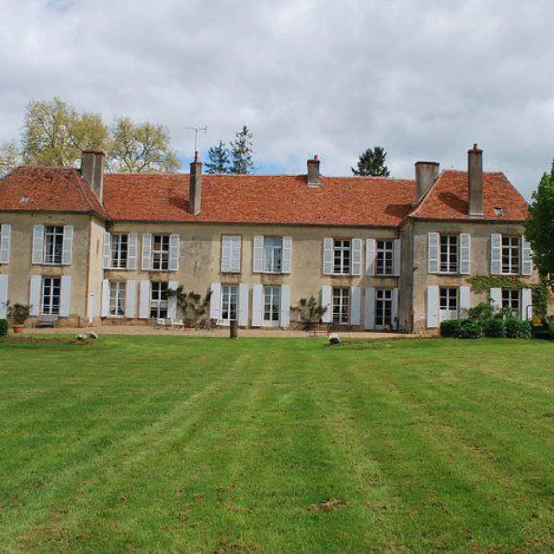 Venez decouvrir notre patrimoine historique avec les châteaux en Cœur de Nièvre !🏰 comme celui de Sury se trouvant à St Jean aux Amognes, le château de Romenay à Diennes Aubigny, celui d'Azy à St Benin D'Azy, de Dumphlun à Billy Chevanne et le château de Vevres à Rouy !
(Tous les châteaux ne se visitent pas, pour toutes informations veuillez nous contacter, vous pouvez aussi visiter leurs sites internet)
#nievretourisme #chateau #amognescoeurdunivernais #patrimoinefrancais #patrimoine
@isa_bzn_58 📸
Mme De Faverges 📸
Château d'Azy 📸
@nievretourisme 📸
Caroline Guény 📸
@chateaudevesvres 📸