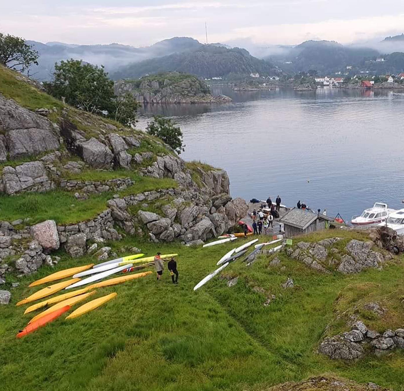 Lørdag var det tid for Hidratur, over 50 padlere og ledere tok turen fra Flekkefjord til Husøya ved Hidra, på Husøya var det klart for vannscooter, volleyballkamp, krabbefiske, stangfiske, sup-padling, god mat og teltliv #flekkefjordkajakklubb #strandkajakklubb #hidra #husøya #flekkefjord #visitflekkefjord @gjensidigestiftelsen #gjensidigestiftelsen #padling #kajakk