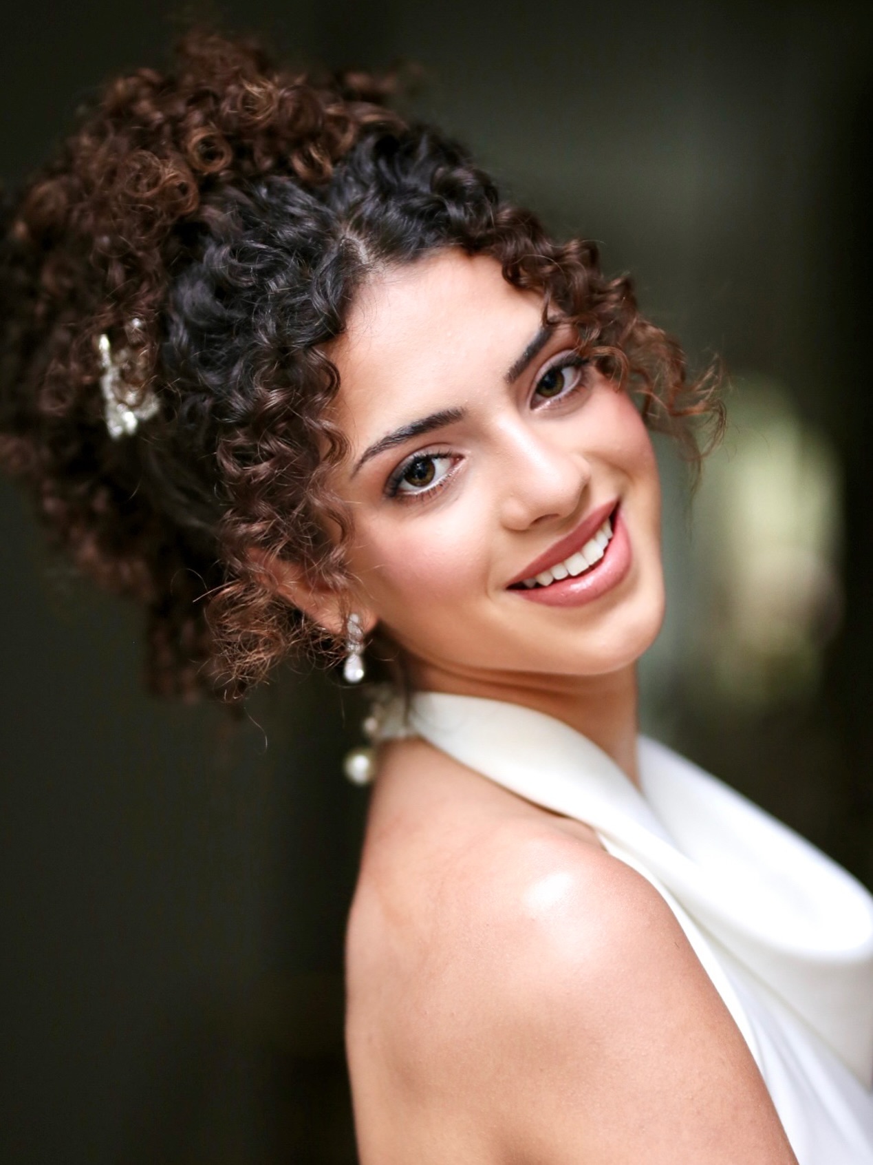 Natural beauty with this fresh, glowing bridal look
For my curly-haired brides, an elegant updo doesn’t mean losing your texture — it’s all about enhancing those beautiful curls while keeping things soft, romantic, and timeless. This look is all about natural light makeup paired with a structured yet effortless updo for curly hair
Luxury products used: @diorbeauty @chanel.beauty @maccosmeticsuki
Hair accessory: @botiasaccessories
Did you know… if you’re struggling to find your perfect artist for your big day, I also offer bridal makeup lessons. So you can feel confident creating your own dream look
DM me for more details!
#bridalmakeuplesson #makeuplessonforbrides #naturallightmakeup #updoforcurlyhair #bridalbeauty