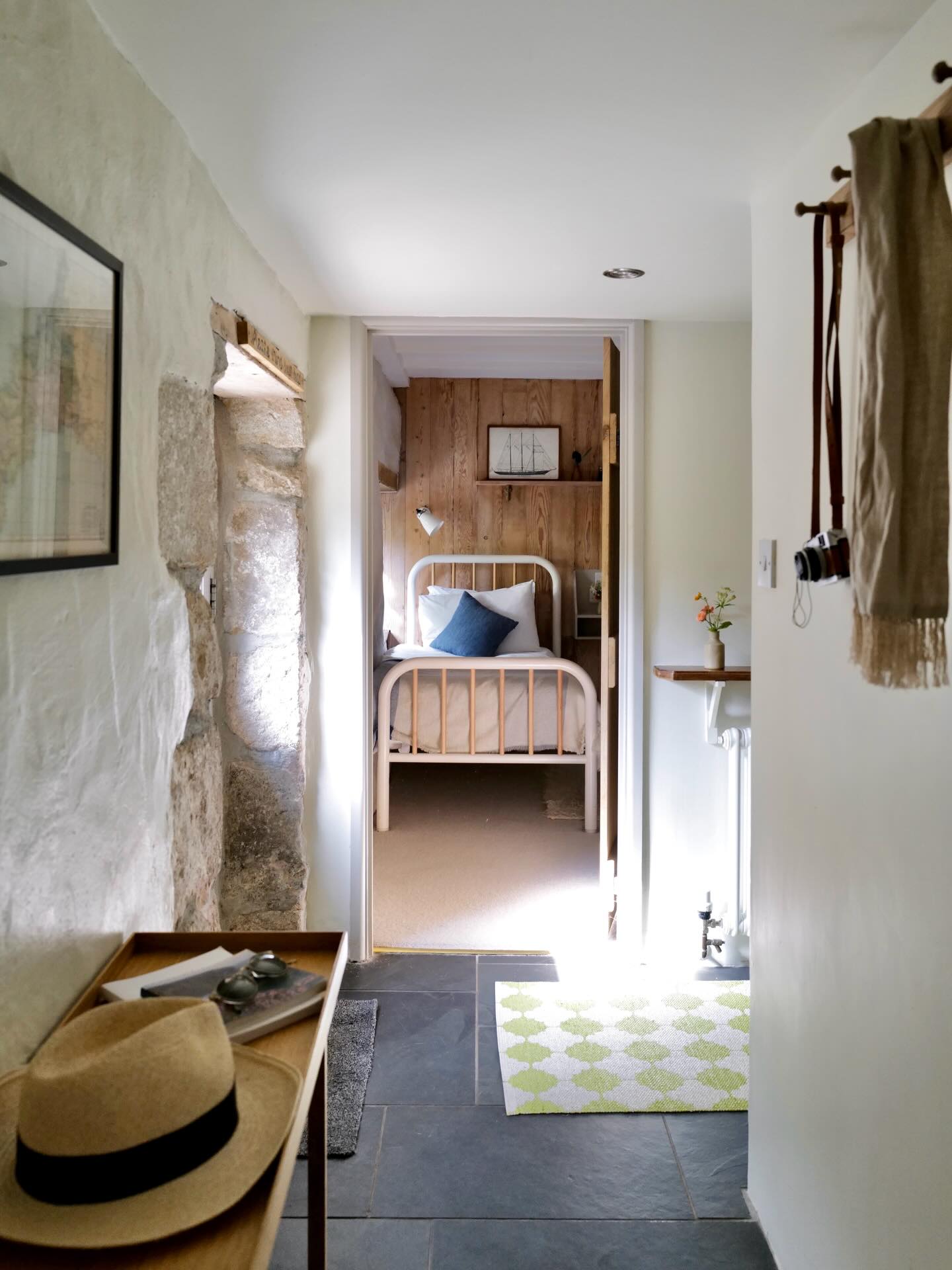 Due to a last minute cancellation, The Old Granary is available for the Easter weekend. This is our three bedroom cottage, sleeping up to six people. There's a large enclosed garden and dogs are very welcome. Enter the code EASTER for a £150 discount off all stays in April.
#lastminuteholiday #selfcateringcornwall #selfcatering #cornwallholiday #holidaycottage