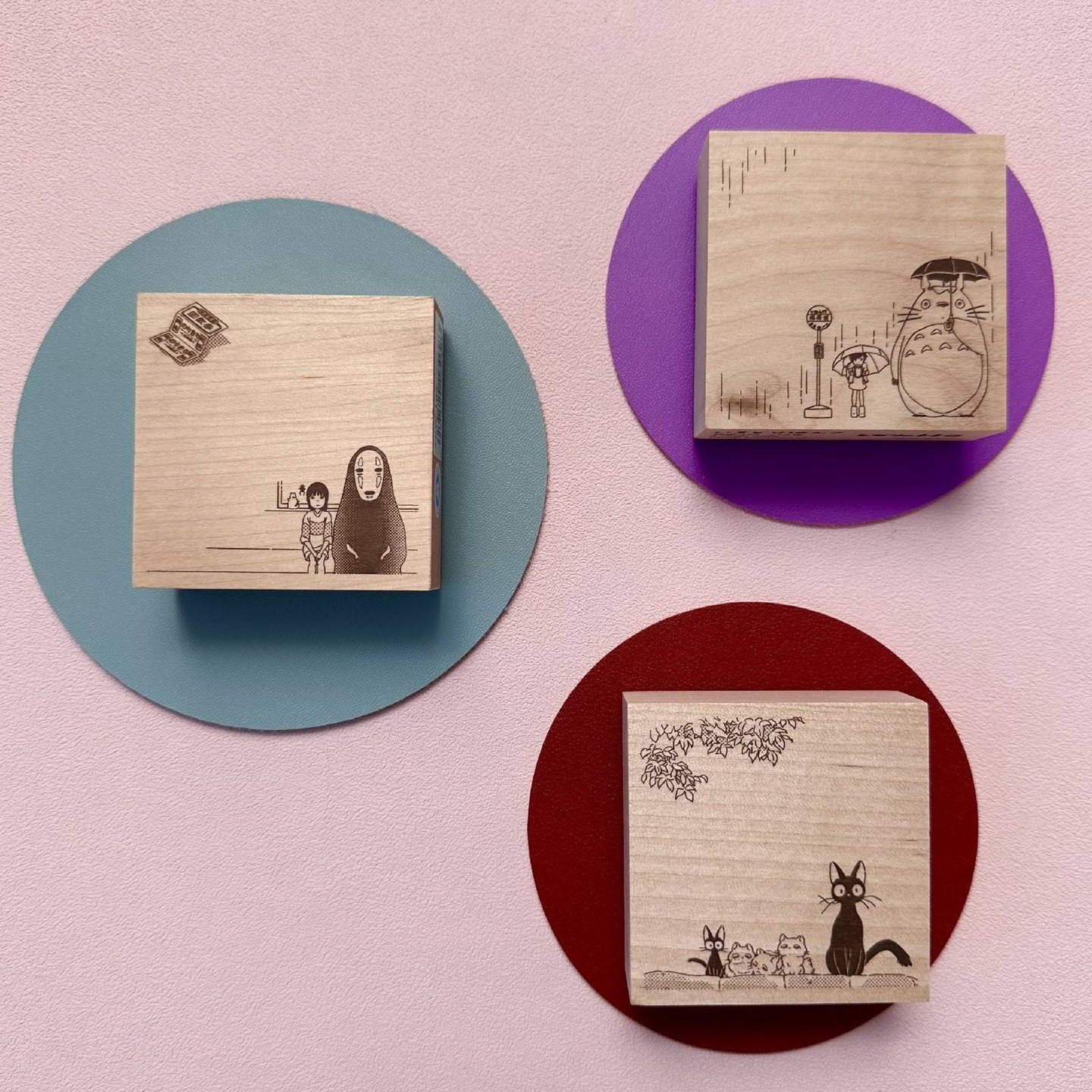 🌟 𝐍𝐞𝐰 𝐀𝐫𝐫𝐢𝐯𝐚𝐥𝐬: 𝐒𝐭𝐮𝐝𝐢𝐨 𝐆𝐡𝐢𝐛𝐥𝐢 𝐖𝐨𝐨𝐝𝐞𝐧 𝐒𝐭𝐚𝐦𝐩 𝐂𝐨𝐥𝐥𝐞𝐜𝐭𝐢𝐨𝐧
Studio Ghibli seldomly releases stationery collections, making this 2026 wooden stamp series a truly special find for fans and collectors. Thoughtfully designed and beautifully crafted, these large wooden rubber stamps feature iconic scenes inspired by three beloved Ghibli films.🎥
They are available online now, and you can also visit us at weekend markets for a closer look and hands-on experience.
#oneministore #stationeryshopinuk #StudioGhibli #Totoro #SpiritedAway #KikisDeliveryService