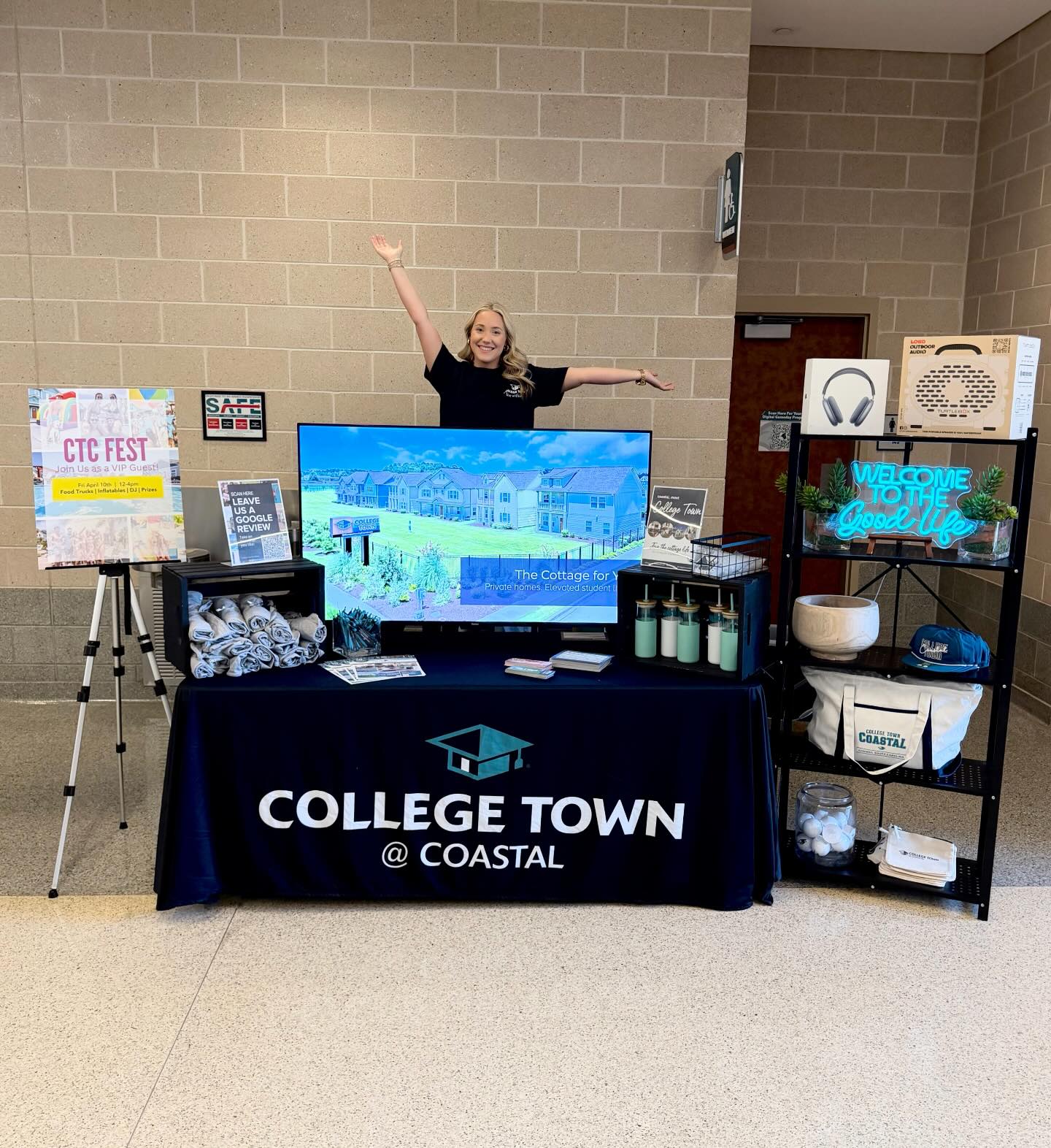 Come meet The Cottage for You at the housing fair TODAY at the HTC Center at CCU!
Grab some new merch, enter to win AirPods or a Turtle Box Speaker 🎧🔊, and learn all about what life at College Town is all about!
We can’t wait to meet you! See you soon! 👋 #collegetowncommunities #livewithin #CCU #ChantsUp